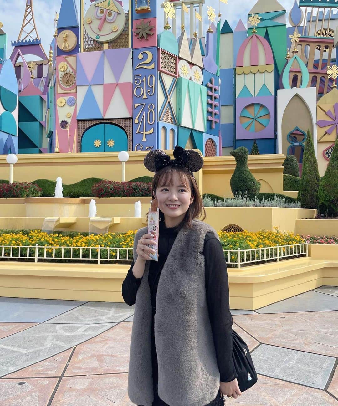 牛田英里さんのインスタグラム写真 - (牛田英里Instagram)「10月〜🍂 弾丸でディズニー行ってきた🐭 ハロウィンのショー見れて乗り物たくさん乗って大満足❣️  最近のお気に入りアイテム全詰して行ってきた✌🏻  ファーベストは @naturalbeautybasic_official  一目惚れしてこれからたくさん着る予定🧸  #pr #naturalbeautybasic #ナチュラルビューティーベーシック #ファーベスト」10月1日 23時23分 - eri_ushida