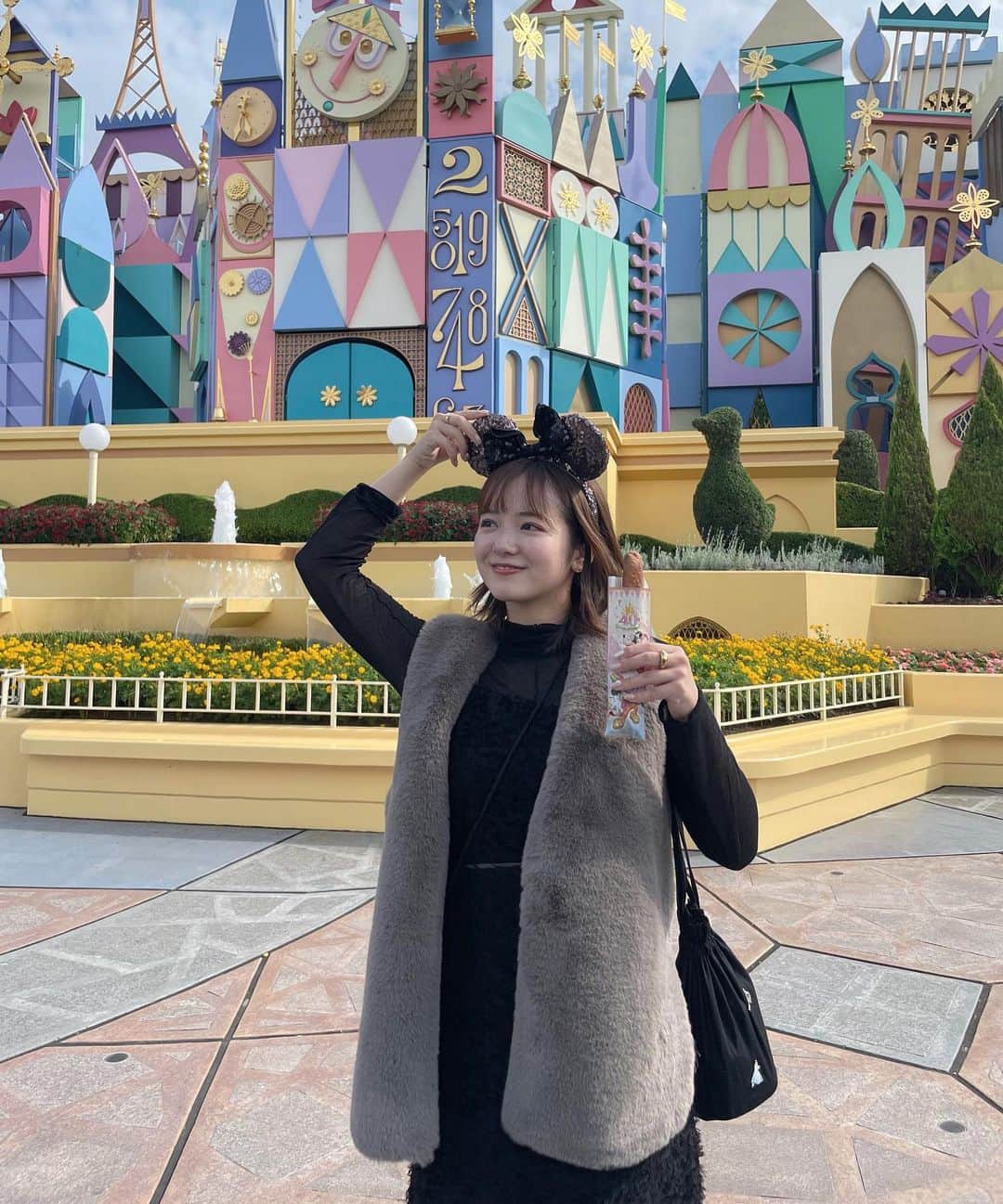 牛田英里さんのインスタグラム写真 - (牛田英里Instagram)「10月〜🍂 弾丸でディズニー行ってきた🐭 ハロウィンのショー見れて乗り物たくさん乗って大満足❣️  最近のお気に入りアイテム全詰して行ってきた✌🏻  ファーベストは @naturalbeautybasic_official  一目惚れしてこれからたくさん着る予定🧸  #pr #naturalbeautybasic #ナチュラルビューティーベーシック #ファーベスト」10月1日 23時23分 - eri_ushida