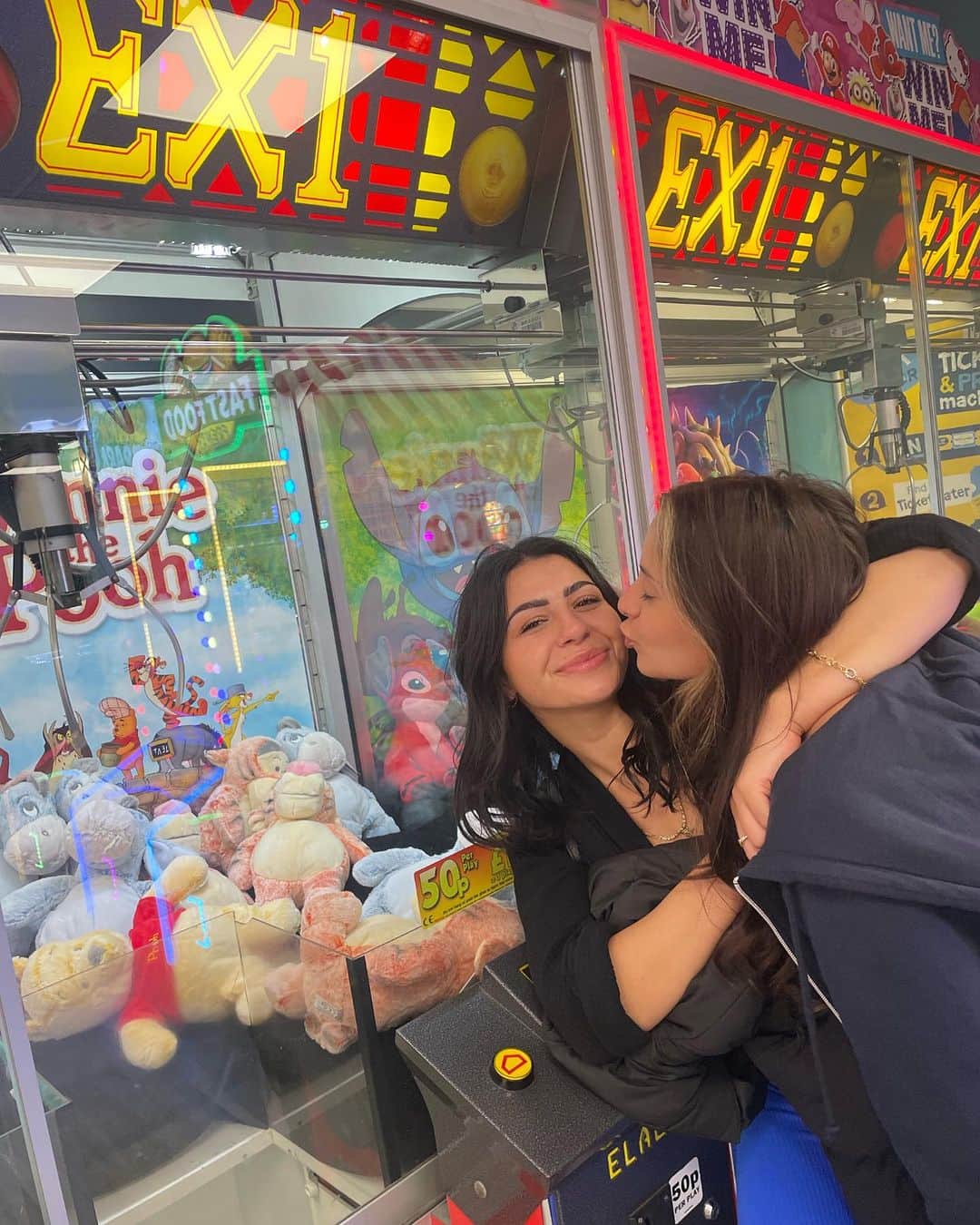クラウディア・フラガパニのインスタグラム：「Having a close bond with your family is the best feeling ever🥹  #weekendaway #familytime #croyde #croyderuda」