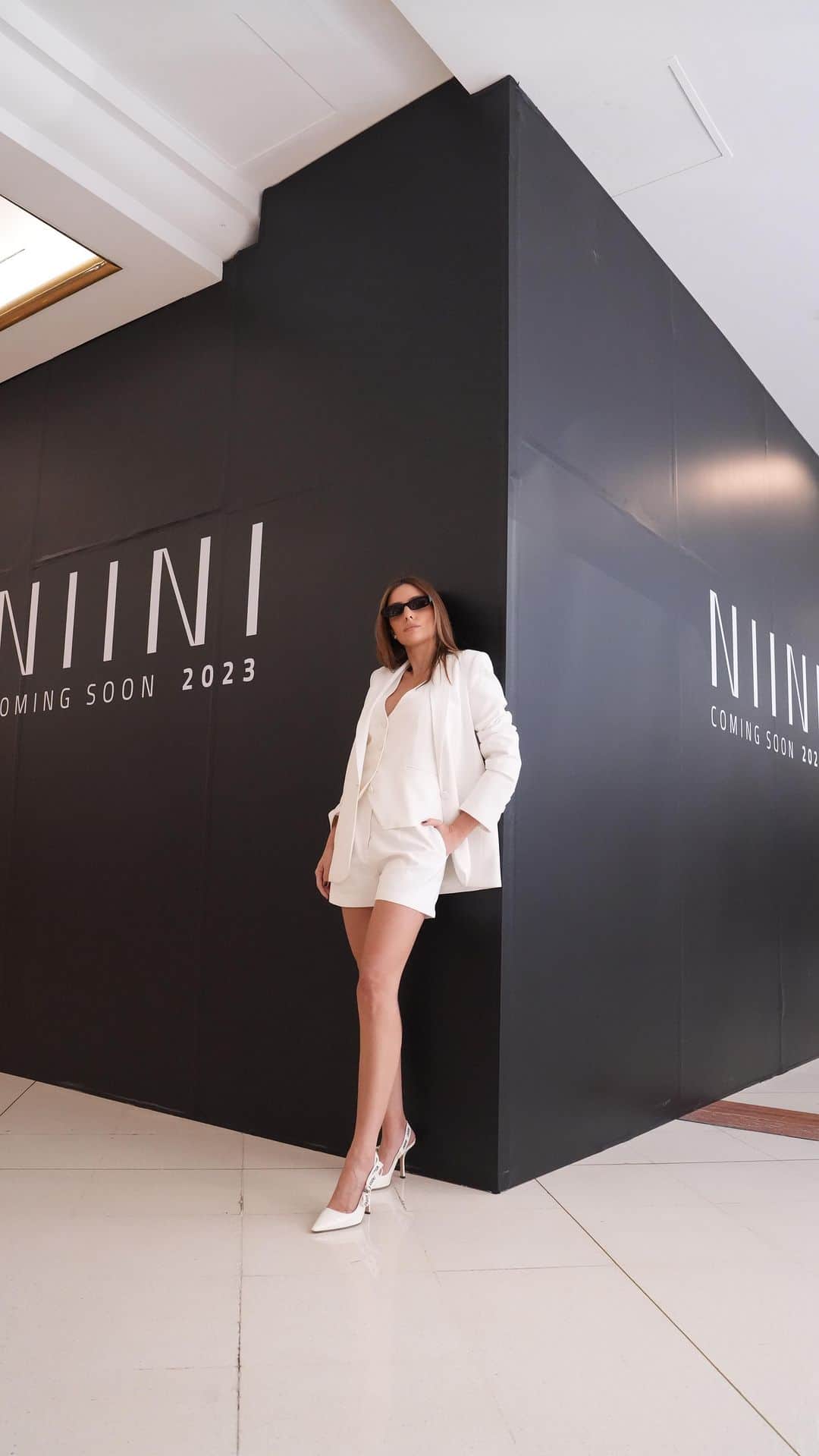 カロリーネ・セリコのインスタグラム：「Um sonho realizado | finalmente posso compartilhar com vocês sobre a segunda loja da NIINI, desta vez no Iguatemi São Paulo! Em menos de um mês abriremos as nossas portas em um ponto muito privilegiado deste shopping que eu tanto amo, e que faz parte da minha infância, das minhas memórias afetivas e da minha historia, que agora também é um ponto marcando o crescimento e a historia da @niini.sp. Obrigada ao time que trabalha duro para todas as conquistas serem alcançadas, obrigada aos clientes que amam fazer parte do lifestyle NIINI, e aos parceiros que caminham conosco como o time do @iguatemi que acredita tanto em nós. É muita realização ver toda a energia revertida em materialização de sonhos! Obrigada, e seguimos!!!  #CaCelicoNIINI」