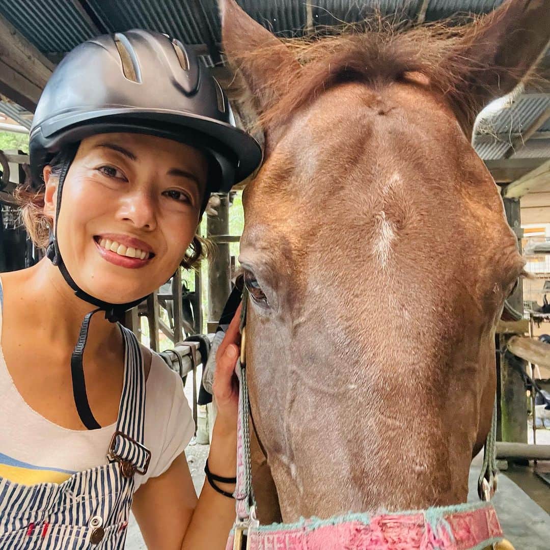 池田有希子のインスタグラム：「乗馬合宿に行ってきました🐴極度の筋肉痛ですが頭がおかしくなるほど楽しかった🔥特技欄に乗馬と書ける日は遠いけど林道での駆足まで教えていただきました。  朝8時から夕方5時まで休憩を挟みながらずっと馬に関わらせていただき、頭と体の今まで未使用だった部分がぐわぐわ揺さぶられている感じ。馬房の掃除、馬の手入れ、様々な個性の馬たち、馬以外の可愛い子ちゃん達、全てが楽しく、感動的。まだまだ分からないことだらけなのを早く又教えていただきたい！  夜はBBQをやっていただいて、多幸感でどうにかなってしまうかと思いました！お尻激痛だったけど！！曇りの中秋名月の晩、爆音の夜の虫の音の中で焼くスモアは最高でした🔥❤️  合宿に誘ってくれて手際よく最高合宿飯も作ってくれた明楽哲典くん（20年以上前のペーター・ストルマーレ演出『夏の夜の夢』でライサンダーandハーミアだったんです我々！）、教えて下さった辻井さん、ゴクウホースビレッジの皆様、参加仲間のダブルはるか、そしてお馬さんたち、本当にありがとうございました！またすぐ行きたい！」