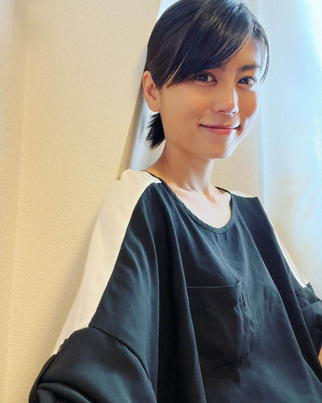 芳野友美のインスタグラム：「#凱旋門賞 を見てこの記事を書いてます。 興奮しましたー！ 今年の参戦ただ1頭の日本馬、#スルーセブンシーズ は4着と惜しかったけど、馬群を抜けて加速する姿に惚れた（笑） カッコよかったよー。 無敗の#エースインパクト 強かった・・・。 　 今年も#悲願達成ならず でしたが、来年こそは！と言ってる毎年も楽しかったりするので、#歓喜の瞬間 を気長に待ちましょう☺︎ 　 そして日本でも今日からG1レーススタートで、#スプリンターズS 。 私が応援してた#メイケイエール は5着、こちらも惜しかった～。 的中した皆様おめでとうございます☆ 　 昨日の皆さんのおデコ突っ込み…ホクロです（笑）」