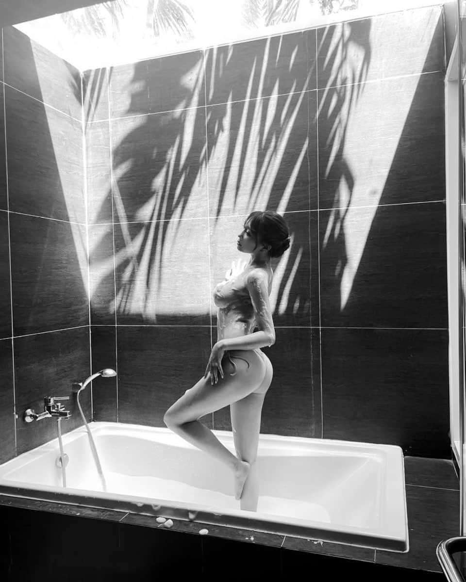 森咲智美のインスタグラム：「DVD引退作品🙇‍♀️🙇‍♀️🙇‍♀️  10/24発売新作DVD『レディクライマックス』  【DMM】 ・DVD x.gd/HfOVZ ・Blu-ray x.gd/GmuXo  【数量限定】直筆サイン入りチェキ付 ・DVD(生写真3枚付き) x.gd/h3d6T ・Blu-ray キャンセル待ち🙇‍♀️  【オンラインサイン会参加URL付き❤（今回はオンラインのみになりそうです。）】 10/23 20:00〜 1本購入特典付き x.gd/7JhAA 3本購入特典付き x.gd/BxAiD  カラー写真はfantiaにて☺️ fantia.jp/fanclubs/484382  #引退作 #イメージdvd  #オフショット #Thai」
