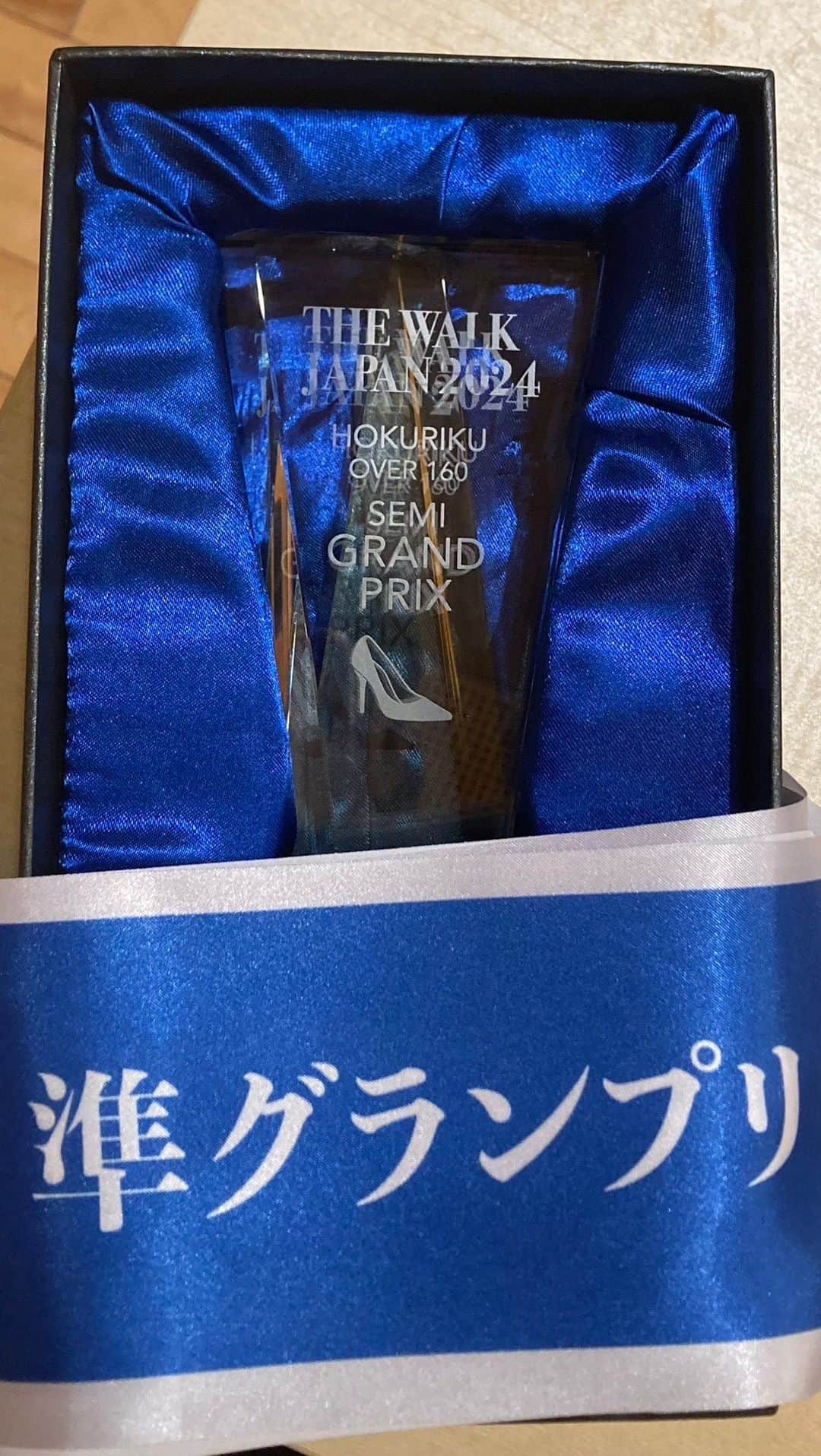 北島澪のインスタグラム：「✨✨✨✨✨✨✨✨✨✨✨✨✨✨  受賞の瞬間㊗️🎊  ✨✨✨✨✨✨✨✨✨✨✨✨✨✨✨   #thewalkjapan  #thewalkjapan2024  #北陸エリア大会  #北陸大会  #ランウェイ  #コンテスト  #モデル  #キッズモデル  #ジュニアモデル  #インスタキッズ  #ランウェイモデル  #ビューティー  #美しく  #ウォーキング  #歩く  #中学生女子  #女子中学生  #jc  #jc2  #sjc  #北島澪  #石川県  #北國新聞  #北國新聞赤羽ホール  #金沢市  #感謝  #ありがとう」