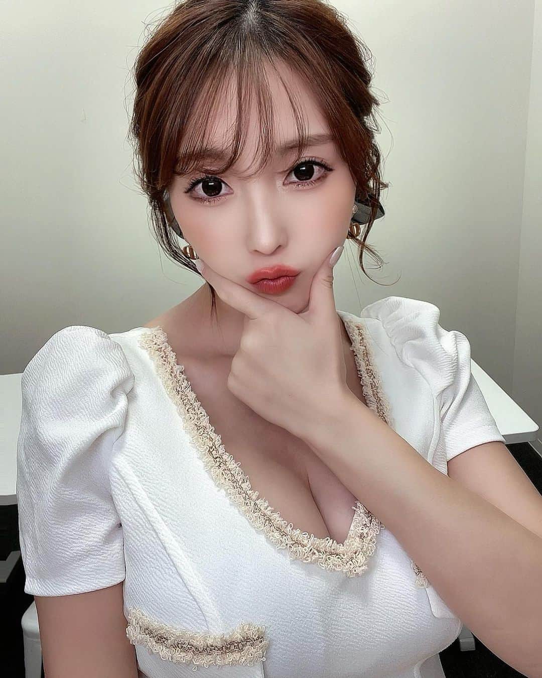 森咲智美さんのインスタグラム写真 - (森咲智美Instagram)「生放送前🤍  ポニーテールにしてもらいました⋈  #ヘアアレンジ #abematv」10月1日 23時33分 - morisakitomomi