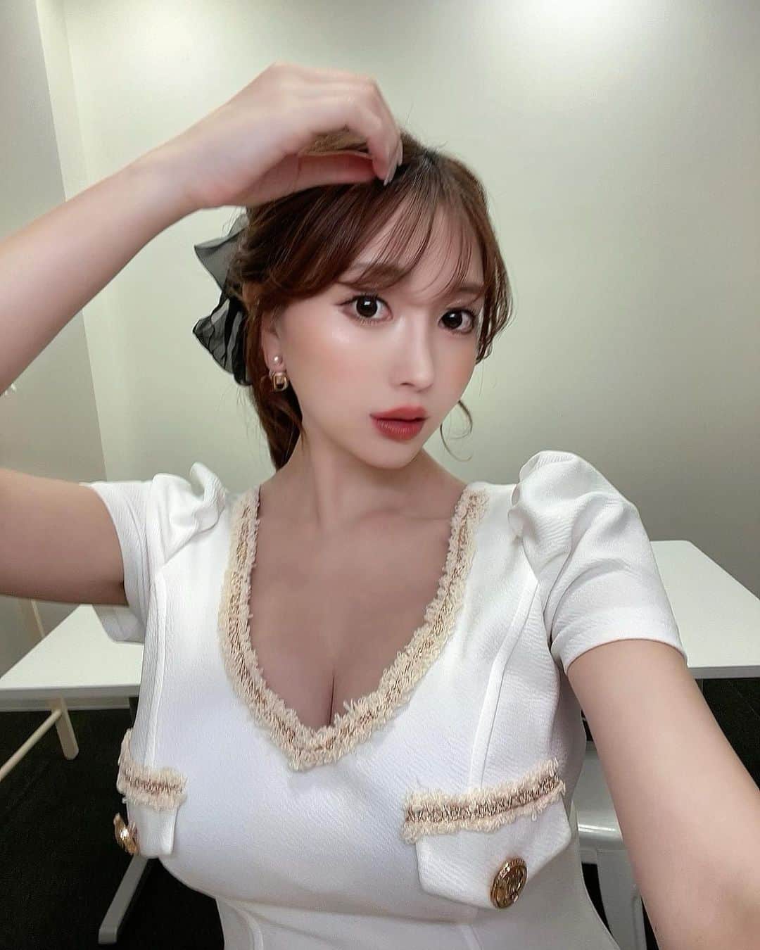 森咲智美さんのインスタグラム写真 - (森咲智美Instagram)「生放送前🤍  ポニーテールにしてもらいました⋈  #ヘアアレンジ #abematv」10月1日 23時33分 - morisakitomomi