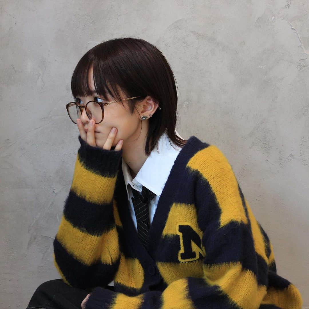 こねねこのインスタグラム：「黄色も良い感じだよ(*´-`)b  カーディガン: @inter_factory  シャツ: @jouetie_official   #低身長コーデ  #秋コーデ  #カーディガン」