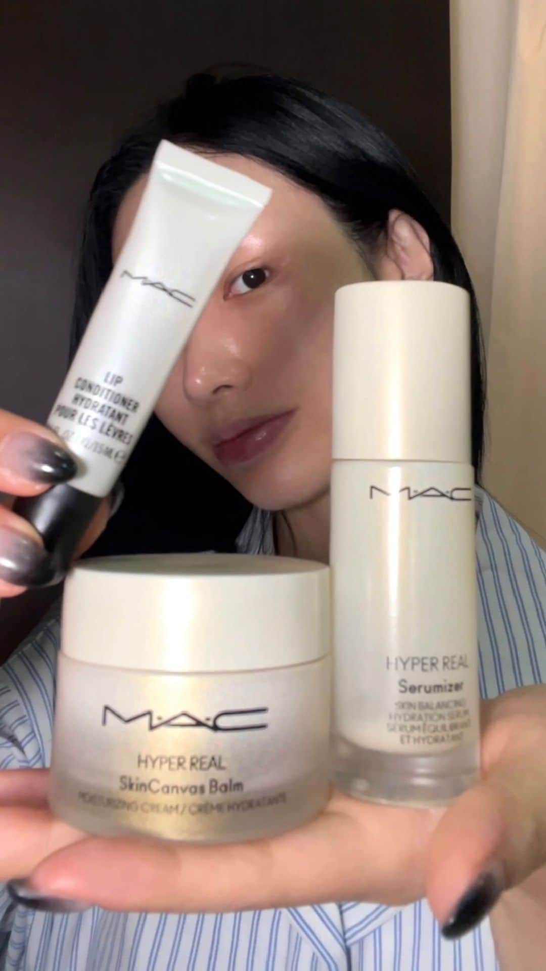 のインスタグラム：「Current PM skincare routine🤍 환절기 홈케어 나이트 스킨 루틴 🧖🏻‍♀️✨🛌  used product 💦Hyper Real Serumizer  💦Hyper Real Skincanvas Balm 💦Lip Conditioner  #nightcareroutine #skincare  #맥 #맥소속직원 #맥하이퍼리얼  @MACCOSMETICS @MACCOSMETICSKOREA」