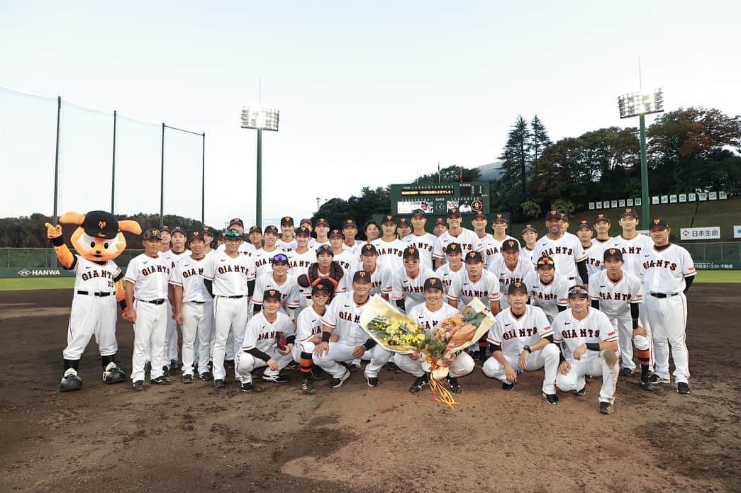 横川凱さんのインスタグラム写真 - (横川凱Instagram)「松田さんに出会えて、滋賀県の大先輩と野球ができて、とても幸せでした！18年間本当にお疲れ様でした！」10月1日 23時35分 - kai.yokogawa