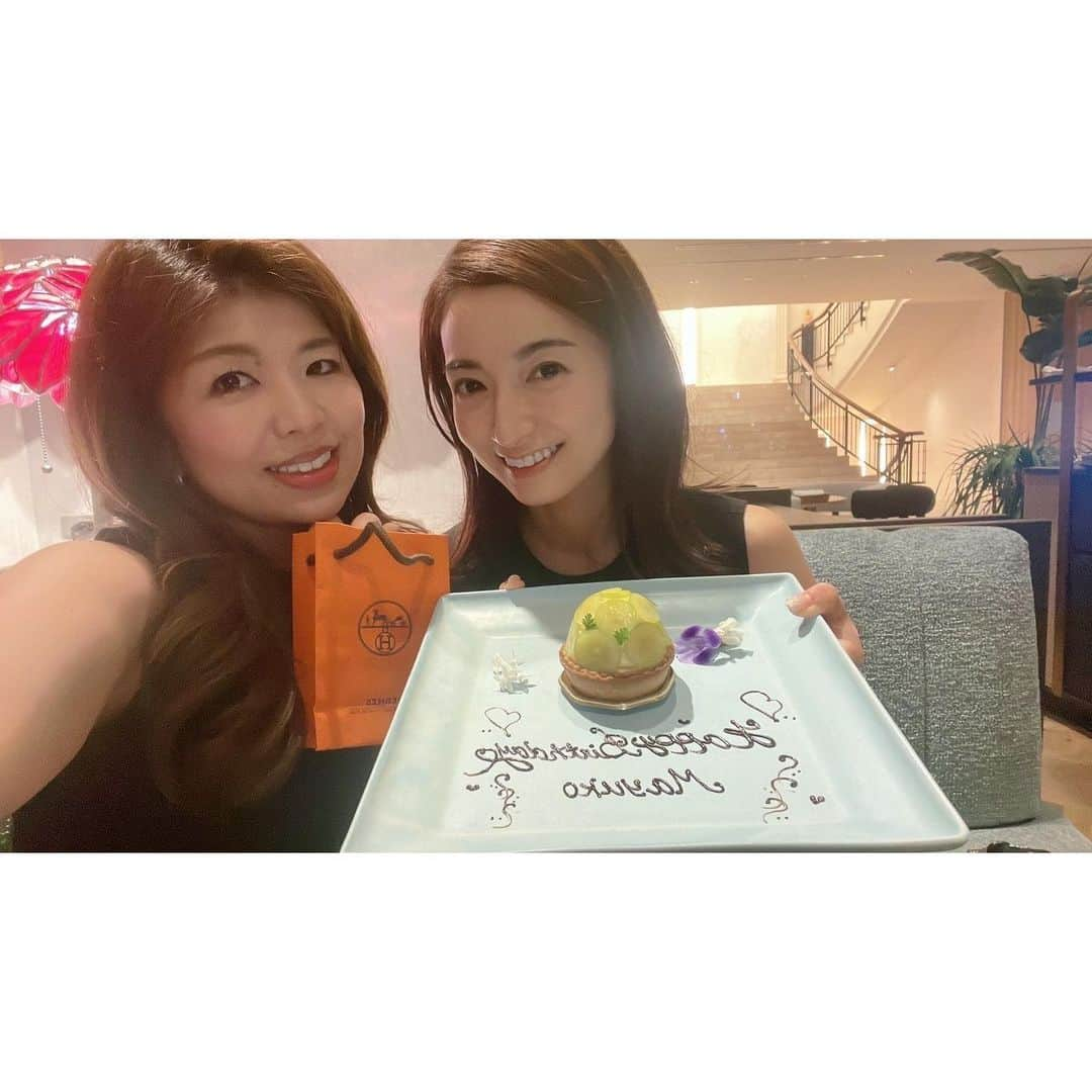 Mayuko Watanabe 渡辺真由子さんのインスタグラム写真 - (Mayuko Watanabe 渡辺真由子Instagram)「@anniversaire_cafe にてゆっくりごはん♡楽しい時間をありがとう🥰 この日も大好きなジントニックをひたすら飲んでたなぁ🤣👍 ちなみにこの日のワンピは、 @birthdaybashshop のもの✨ 友達が夏に着ていてとても可愛かったので教えてもらい、その後私が購入し笑、お揃いで着ました🥰💕 最近、本当黒ばっかり買ってる🤣 #アニヴェルセル表参道 #アニヴェルセルカフェ #表参道カフェ #表参道  #夏コーデ  #ママコーデ #ママファッション #男の子ママ #男の子兄弟 #男の子兄弟ママ #カジュアルコーデ#ママ #子育て中」10月1日 23時47分 - watanabe_mayuko