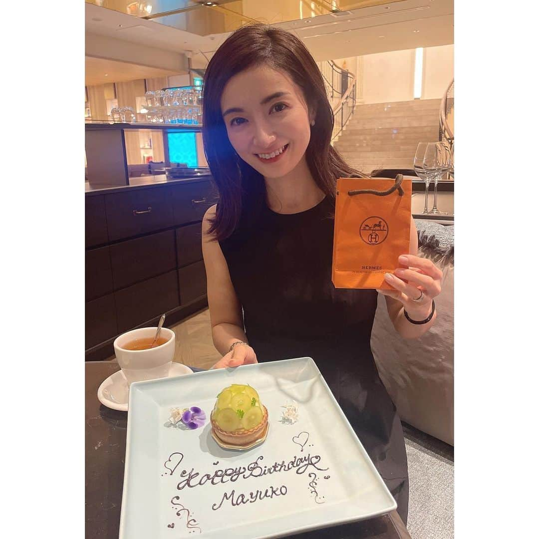 Mayuko Watanabe 渡辺真由子さんのインスタグラム写真 - (Mayuko Watanabe 渡辺真由子Instagram)「@anniversaire_cafe にてゆっくりごはん♡楽しい時間をありがとう🥰 この日も大好きなジントニックをひたすら飲んでたなぁ🤣👍 ちなみにこの日のワンピは、 @birthdaybashshop のもの✨ 友達が夏に着ていてとても可愛かったので教えてもらい、その後私が購入し笑、お揃いで着ました🥰💕 最近、本当黒ばっかり買ってる🤣 #アニヴェルセル表参道 #アニヴェルセルカフェ #表参道カフェ #表参道  #夏コーデ  #ママコーデ #ママファッション #男の子ママ #男の子兄弟 #男の子兄弟ママ #カジュアルコーデ#ママ #子育て中」10月1日 23時47分 - watanabe_mayuko