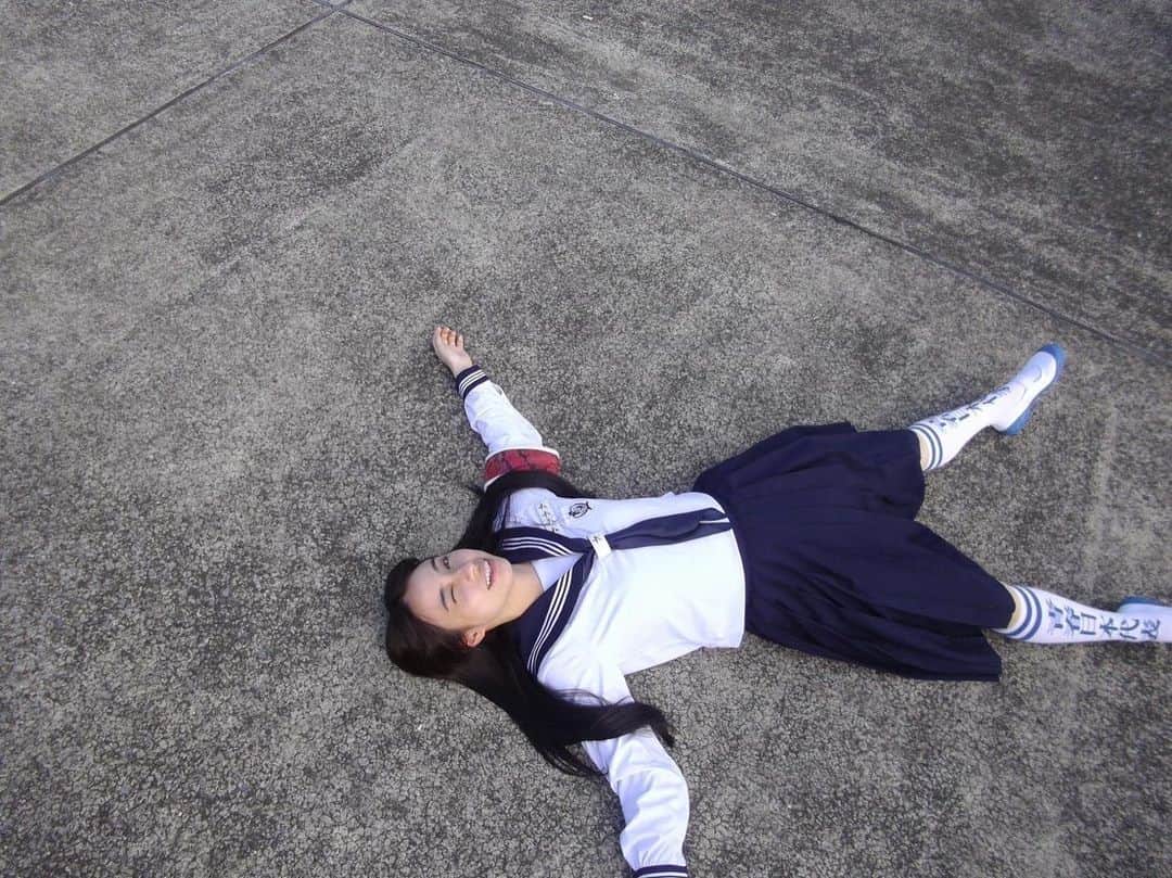 KANONさんのインスタグラム写真 - (KANONInstagram)「撮影中 床に寝っ転がって空を感じてたら 本当に寝てしまいました  MIZYU姉さん、私で反復横跳びしてたらしい」10月1日 23時47分 - kanon_leaders
