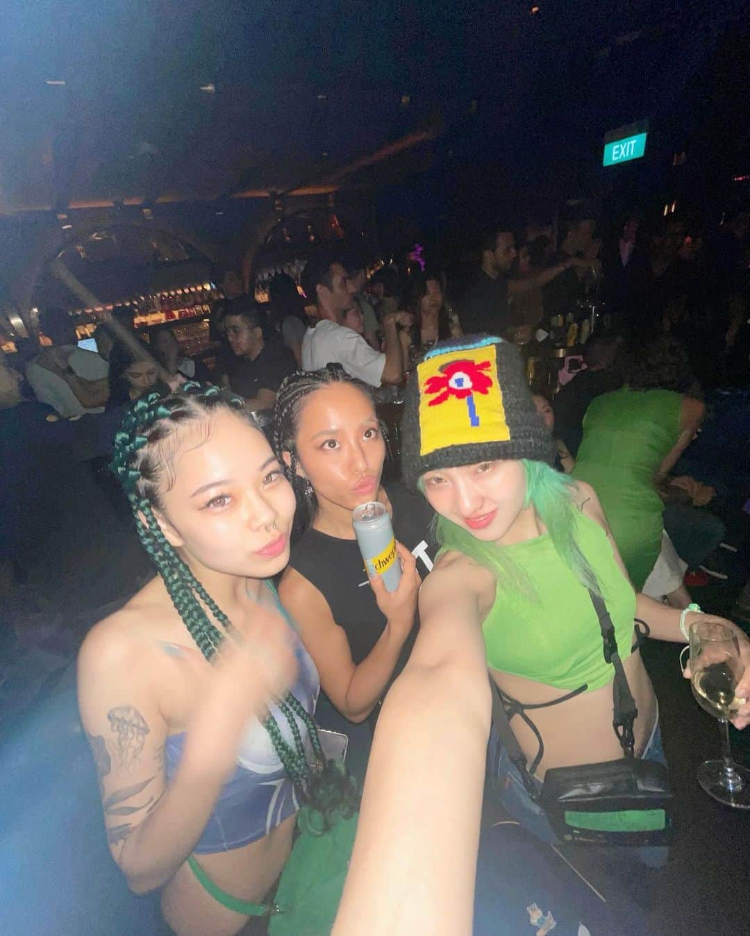 あっこのインスタグラム：「I did it 4stage in Singapore🇸🇬You are all amazing !!! special thanks for my fans & @world_x_fest 💚I hope to meet you again ❤︎⭐︎  4ステージあったから歌いながらエスカレーターのってモール全体ステージ化したりやりたい放題ぶち暴れた😂♡ハードだったけどすごく良い経験になったし、大門とくすなと遊べて超たのしかった！本当にありがとうsisters♡またいろんな国で一緒にサバイヴしよう！ウチらが集まったらきっとどんな場所でも超えられる🌈✨✈️ @yayoidaimon @xunaaaa_   #akkogorilla #singapore #japan」