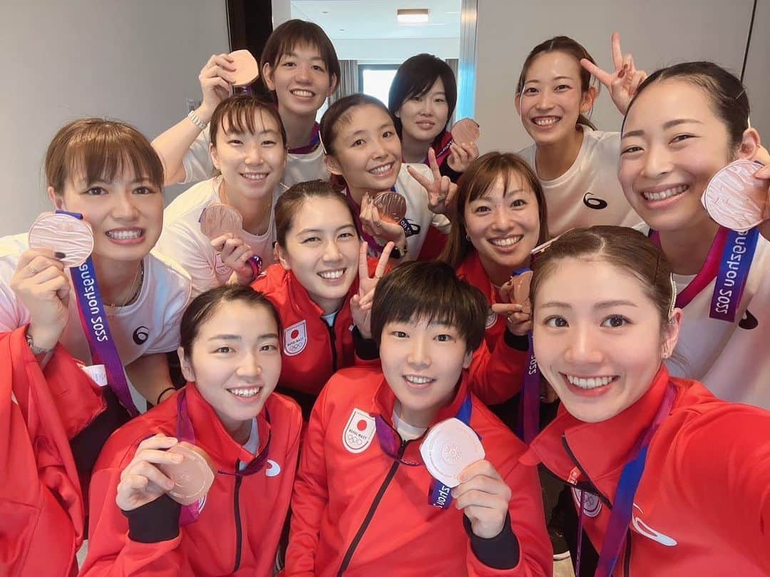福島由紀のインスタグラム：「The  19th Asian Games Team Event🥉🇯🇵  応援ありがとうございました！✨️  @badmintonphoto_official 📸📸   #TEAMJAPAN #hangzhouasiangames   #birdjapan  #バドミントン」