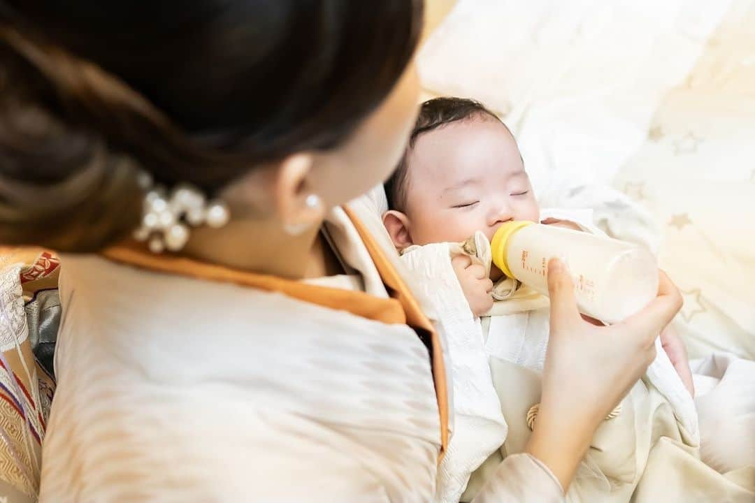 中村エリカさんのインスタグラム写真 - (中村エリカInstagram)「先日の100日祝いにお食い初めをやった時のもの🪭🤍 写真が出来上がって素敵な写真がたくさんでとても幸せな気持ちになりました💓 これからもスクスク育ってもらえるよう願いを込めて…🌈 . . . #寝る子は育つ #お食い初め #百日祝い #100日祝い #お宮参り #3ヶ月ベビー #100daysold #明治記念館 #明治神宮 #袴ロンパース #着物 #歯固め #お宮参り着物 #お宮参りフォト」10月1日 23時45分 - erika__nakamura