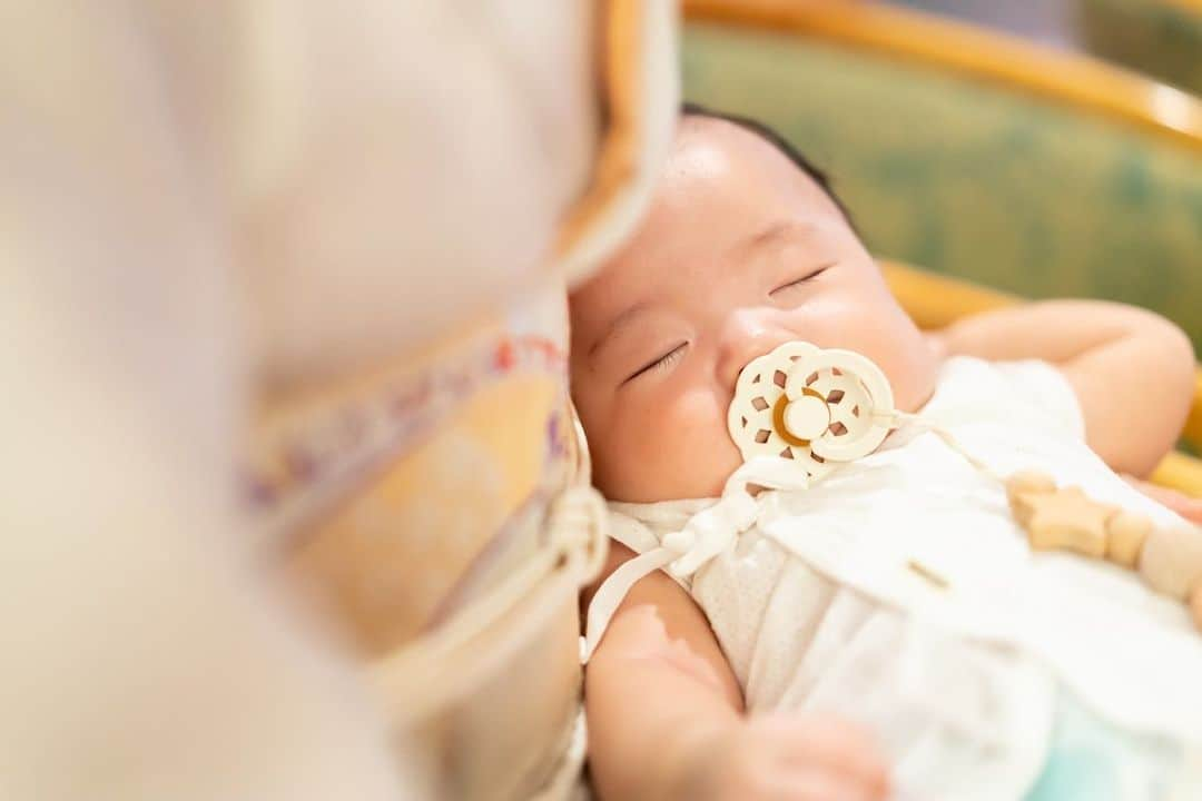 中村エリカさんのインスタグラム写真 - (中村エリカInstagram)「先日の100日祝いにお食い初めをやった時のもの🪭🤍 写真が出来上がって素敵な写真がたくさんでとても幸せな気持ちになりました💓 これからもスクスク育ってもらえるよう願いを込めて…🌈 . . . #寝る子は育つ #お食い初め #百日祝い #100日祝い #お宮参り #3ヶ月ベビー #100daysold #明治記念館 #明治神宮 #袴ロンパース #着物 #歯固め #お宮参り着物 #お宮参りフォト」10月1日 23時45分 - erika__nakamura