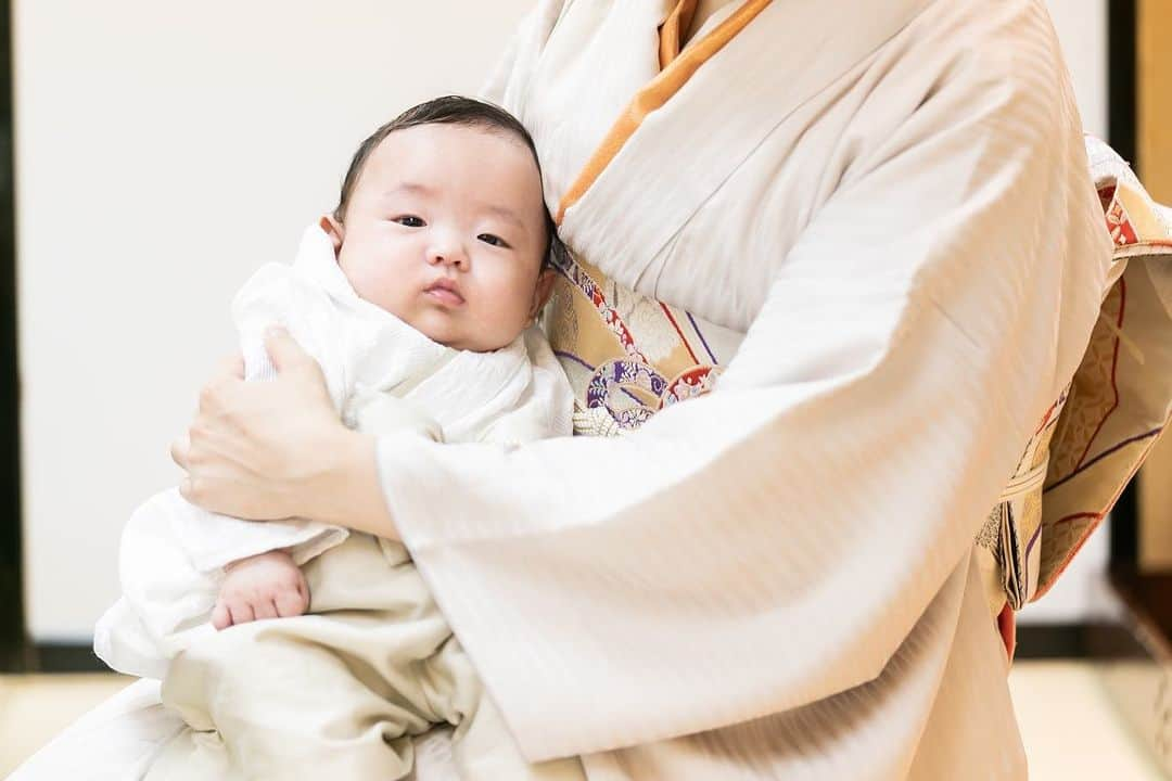 中村エリカさんのインスタグラム写真 - (中村エリカInstagram)「先日の100日祝いにお食い初めをやった時のもの🪭🤍 写真が出来上がって素敵な写真がたくさんでとても幸せな気持ちになりました💓 これからもスクスク育ってもらえるよう願いを込めて…🌈 . . . #寝る子は育つ #お食い初め #百日祝い #100日祝い #お宮参り #3ヶ月ベビー #100daysold #明治記念館 #明治神宮 #袴ロンパース #着物 #歯固め #お宮参り着物 #お宮参りフォト」10月1日 23時45分 - erika__nakamura