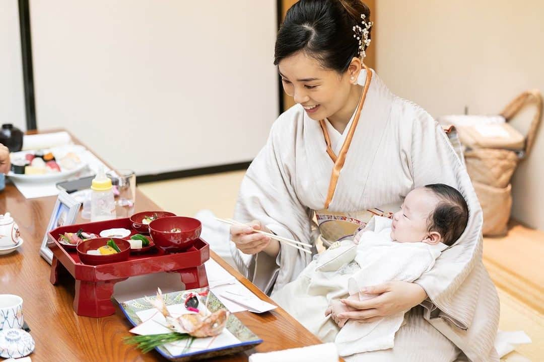 中村エリカさんのインスタグラム写真 - (中村エリカInstagram)「先日の100日祝いにお食い初めをやった時のもの🪭🤍 写真が出来上がって素敵な写真がたくさんでとても幸せな気持ちになりました💓 これからもスクスク育ってもらえるよう願いを込めて…🌈 . . . #寝る子は育つ #お食い初め #百日祝い #100日祝い #お宮参り #3ヶ月ベビー #100daysold #明治記念館 #明治神宮 #袴ロンパース #着物 #歯固め #お宮参り着物 #お宮参りフォト」10月1日 23時45分 - erika__nakamura