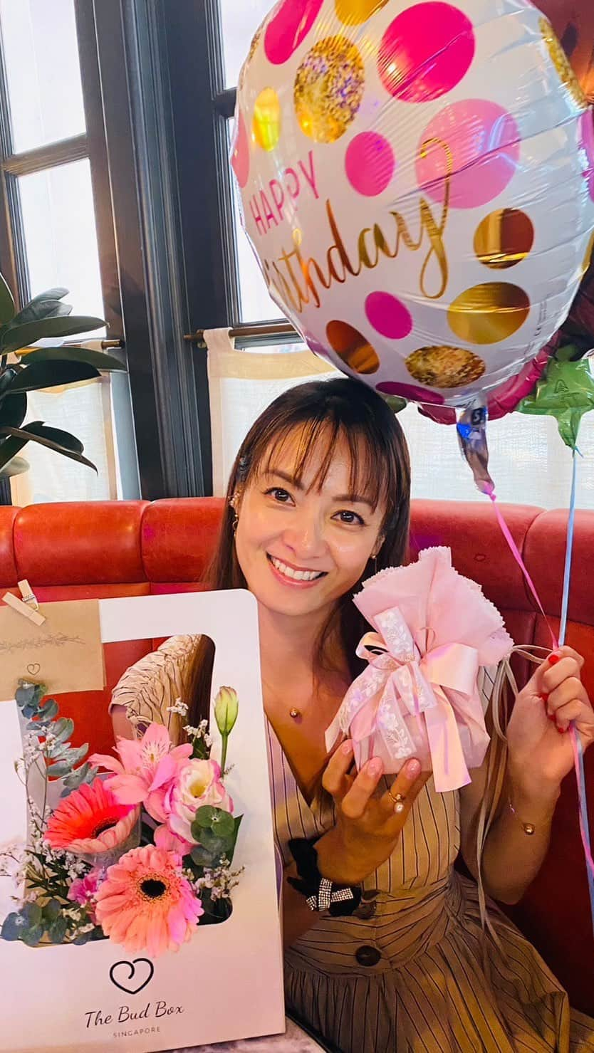 畑田亜希のインスタグラム：「出産お祝いと思ったらお誕生日お祝いまでしてもらっちゃった🥹🩷  いつも優しくて面白くて器用なお二人さん👯‍♀️💕 夏休みでちょっと会わない間にスクスク成長してたベビーちゃんも👼🏼🩵  @miusucre 💜 @mari.miya25j25m 🩵  いつもありがとう😘  #2023 #sg #mybirthday #september #burgerandrobstar」