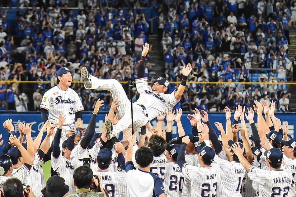 荒木貴裕さんのインスタグラム写真 - (荒木貴裕Instagram)「ご報告  遅くなりましたが、昨日でプロ野球選手を 引退しました。 これまで沢山の声援をいただいたファンの皆様、指導していただいた監督、コーチ、トレーナー、スタッフ、チームメイトのみなさんに感謝の気持ちでいっぱいです。  またここまで野球をやらせてもらった両親、いつも連絡をくれる友人達にも心からありがとうを言いたいです。  最後になりますが、これからは一ファンとしてスワローズ、野球界を応援していきたいと思います。  改めて皆様14年間本当にありがとうございました！  荒木貴裕　2023.10.1  #ヤクルトスワローズ #10 #感謝 #振り返るとやつがいた #やっぱり飛んでた #こうたろうありがとう」10月1日 23時55分 - a.lucky.t