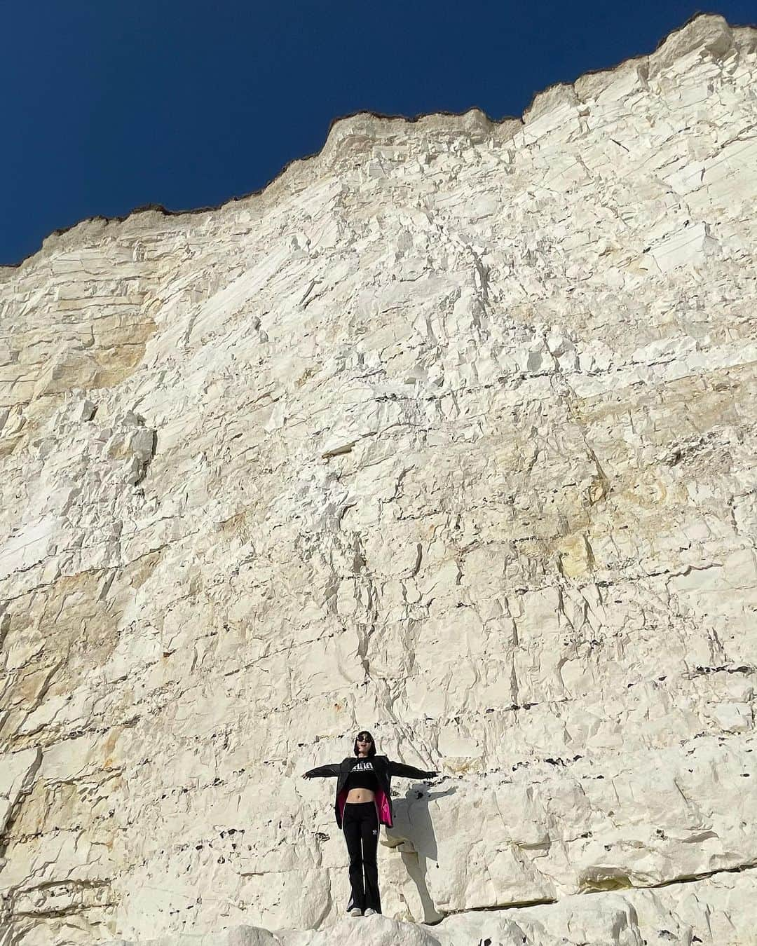 中里亜美のインスタグラム：「Day3🤍🖤 London→Brighton🌊  #sevensisters #Brighton #mods #uk #shooting #なかざと_旅 #絶景 #Quadrophenia」