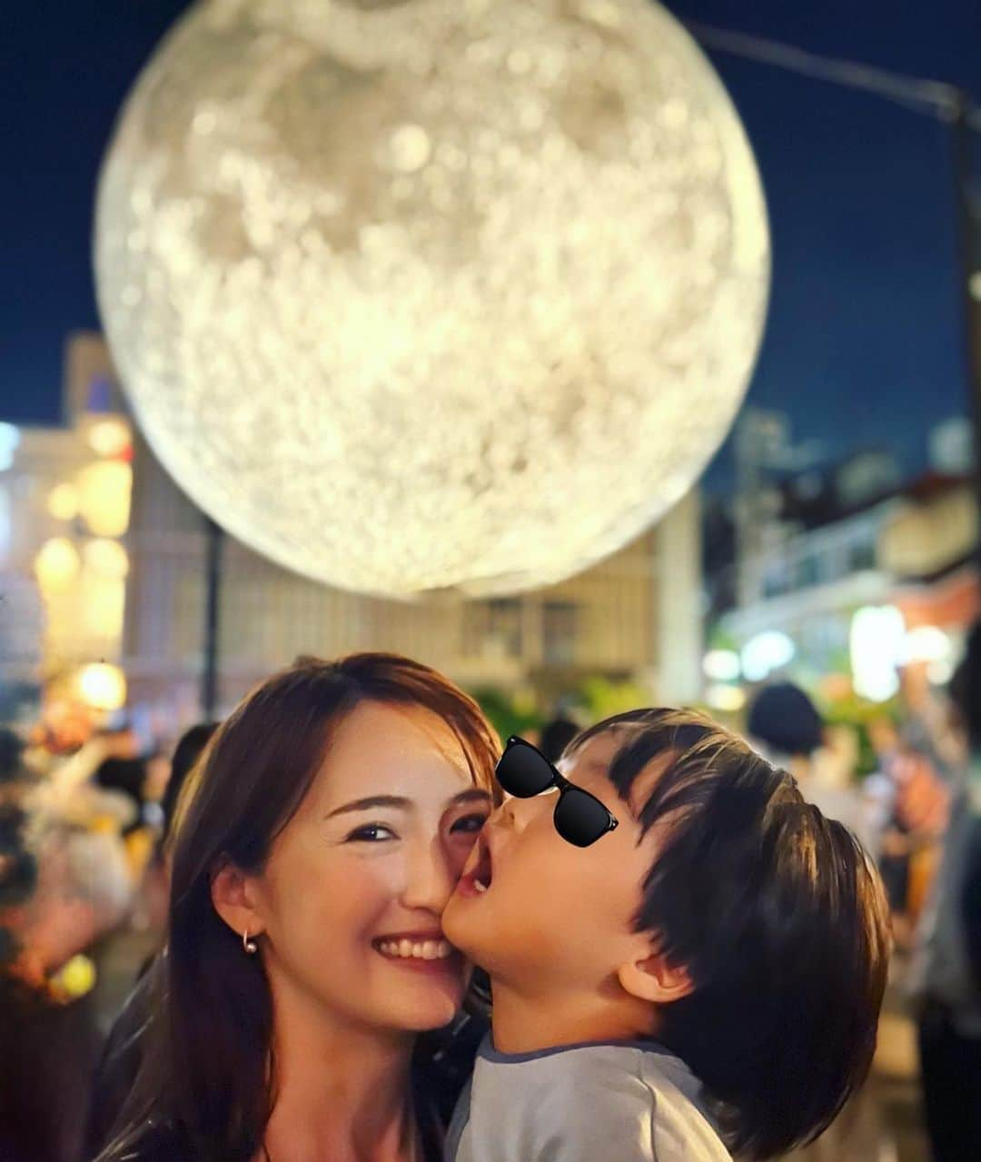 花岡維生さんのインスタグラム写真 - (花岡維生Instagram)「#moonartnight 🌕 お月様が大好きで毎晩見てるから、息子も喜んでた🫶 帰り道に見た空の月も綺麗だった✨ #2歳男の子ママ」10月1日 23時52分 - yuin.a