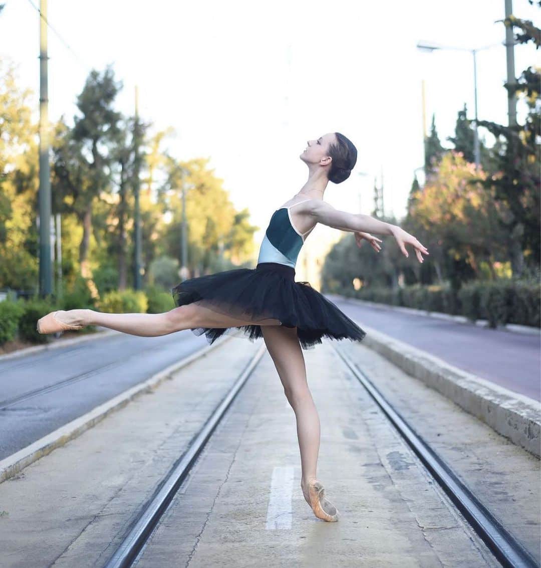 Ballet Is A WorldWide Languageのインスタグラム：「Gorgeous @anna.ballerina__ by @manos.gampierakis ✨  #annachaziroglou #worldwideballet #manosgampierakisphotography 🤍✨🩰」