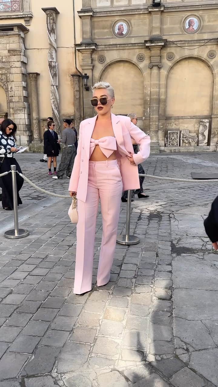 のインスタグラム：「@cher, @florencepugh, @rosiehw y @parishilton, entre muchos rostros conocidos, no han querido perderse el desfile primavera 2024 de @maisonvalentino en #parisfashionweek ✨ ▪️Vídeos: @styledumonde」