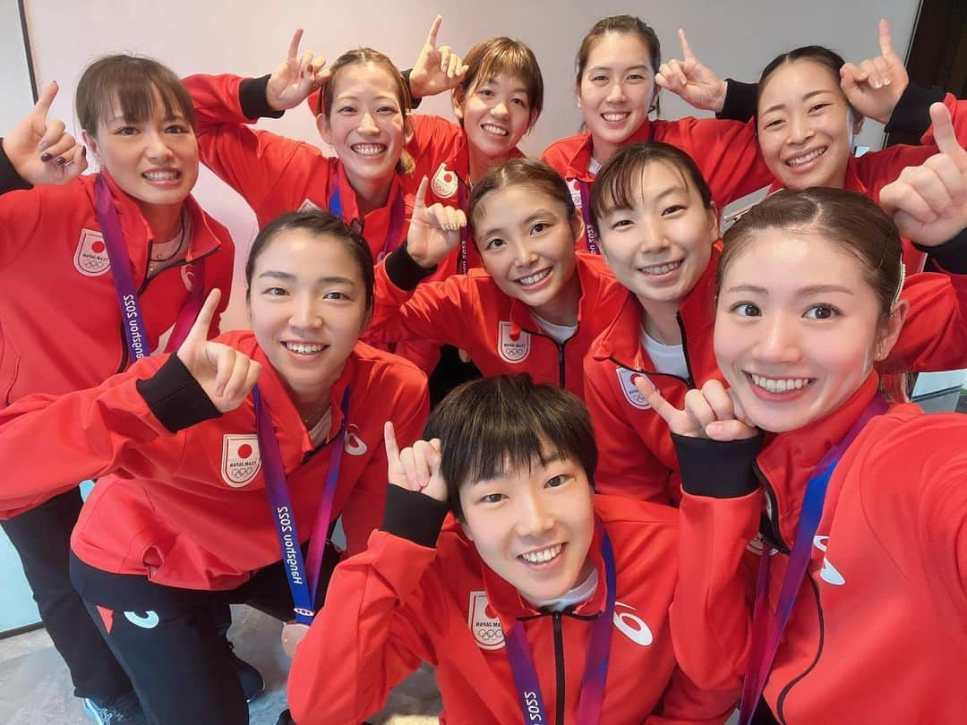 志田千陽のインスタグラム：「. 19th Asian games 2022 団体戦、銅メダルでした🥉💫 たくさんの応援ありがとうございました☺︎  色々な想いがたくさん詰まった一週間になりました◎  個人戦、気持ちを切り替えてまた頑張ります🪽 #asiangames2022  #badminton #teamjapan  #がんばれニッポン @team_nippon」