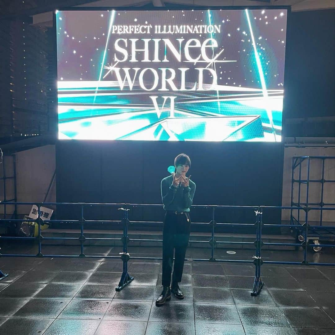 塩澤英真さんのインスタグラム写真 - (塩澤英真Instagram)「SHINee is BACK. 💎 2023.10.01  SHINee WORLD VI - PERFECT ILLUMINATION in SAITAMA, JAPAN Day2🩵  僕はいつかSHINeeのconcertを観たいって思ってました。その夢が今日叶いました!! 本当に幸せな時間をありがとうございます🩵🩵  Super Thank you " N & M " and...all of staff. 🩵 僕の夢を素敵なかたちで今へ、未来へ、繋げてくれる 大切な僕の全てのスタッフの皆さんへ心から感謝します🩵  #SHINee #샤이니 #SHINee_WORLD #SHINee_WORLD_VI #SHINee_HARD #ONEW #온유 #JONGHYUN #종현 #KEY #키 #ミンホ #MINHO #炎のカリスマ #민호 🍑 #태민 #TAEMIN #テミン#PERFECT_ILLUMINATION #퍼펙트_일루미네이션 #MY_SHINee_WORLD #마이_샤이니_월드 #2023_SHINeeisBACK #2008_525 #explorepage」10月1日 23時59分 - hidemasa_shiozawa