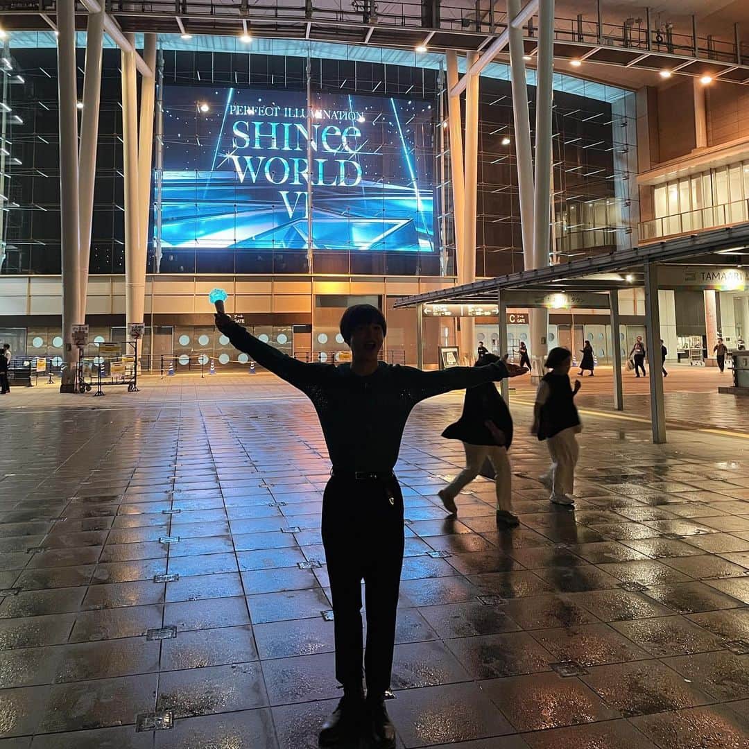 塩澤英真さんのインスタグラム写真 - (塩澤英真Instagram)「SHINee is BACK. 💎 2023.10.01  SHINee WORLD VI - PERFECT ILLUMINATION in SAITAMA, JAPAN Day2🩵  僕はいつかSHINeeのconcertを観たいって思ってました。その夢が今日叶いました!! 本当に幸せな時間をありがとうございます🩵🩵  Super Thank you " N & M " and...all of staff. 🩵 僕の夢を素敵なかたちで今へ、未来へ、繋げてくれる 大切な僕の全てのスタッフの皆さんへ心から感謝します🩵  #SHINee #샤이니 #SHINee_WORLD #SHINee_WORLD_VI #SHINee_HARD #ONEW #온유 #JONGHYUN #종현 #KEY #키 #ミンホ #MINHO #炎のカリスマ #민호 🍑 #태민 #TAEMIN #テミン#PERFECT_ILLUMINATION #퍼펙트_일루미네이션 #MY_SHINee_WORLD #마이_샤이니_월드 #2023_SHINeeisBACK #2008_525 #explorepage」10月1日 23時59分 - hidemasa_shiozawa