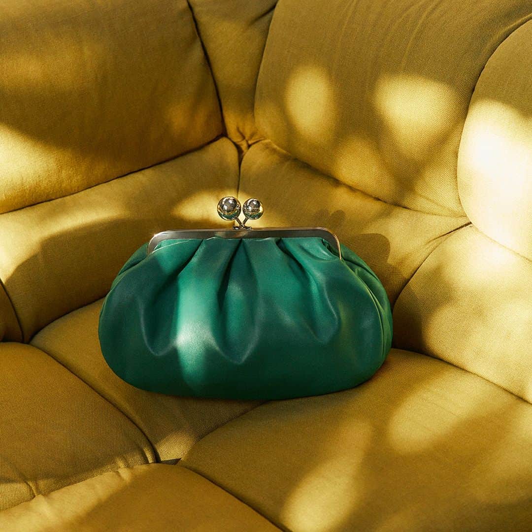 のインスタグラム：「Luxury to love. The Tufty-Time sofa creates an atmosphere where grace and allure intertwine.  @weekendmaxmara @patricia_urquiola  #bebitalia #design #WeekendMaxMara」