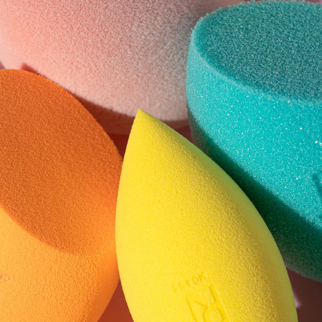 Real Techniquesのインスタグラム：「Our unique miracle foams are always ready for their close-up 💅🏼   🍊🍋 micro-fine pores for a natural, dewy finish 🦋 air-light foam hugs the skin for a fuller, matte finish 🎀 velvety-flocked fibers perfectly pick up powders for a blurred finish  Shop now at @amazon!」