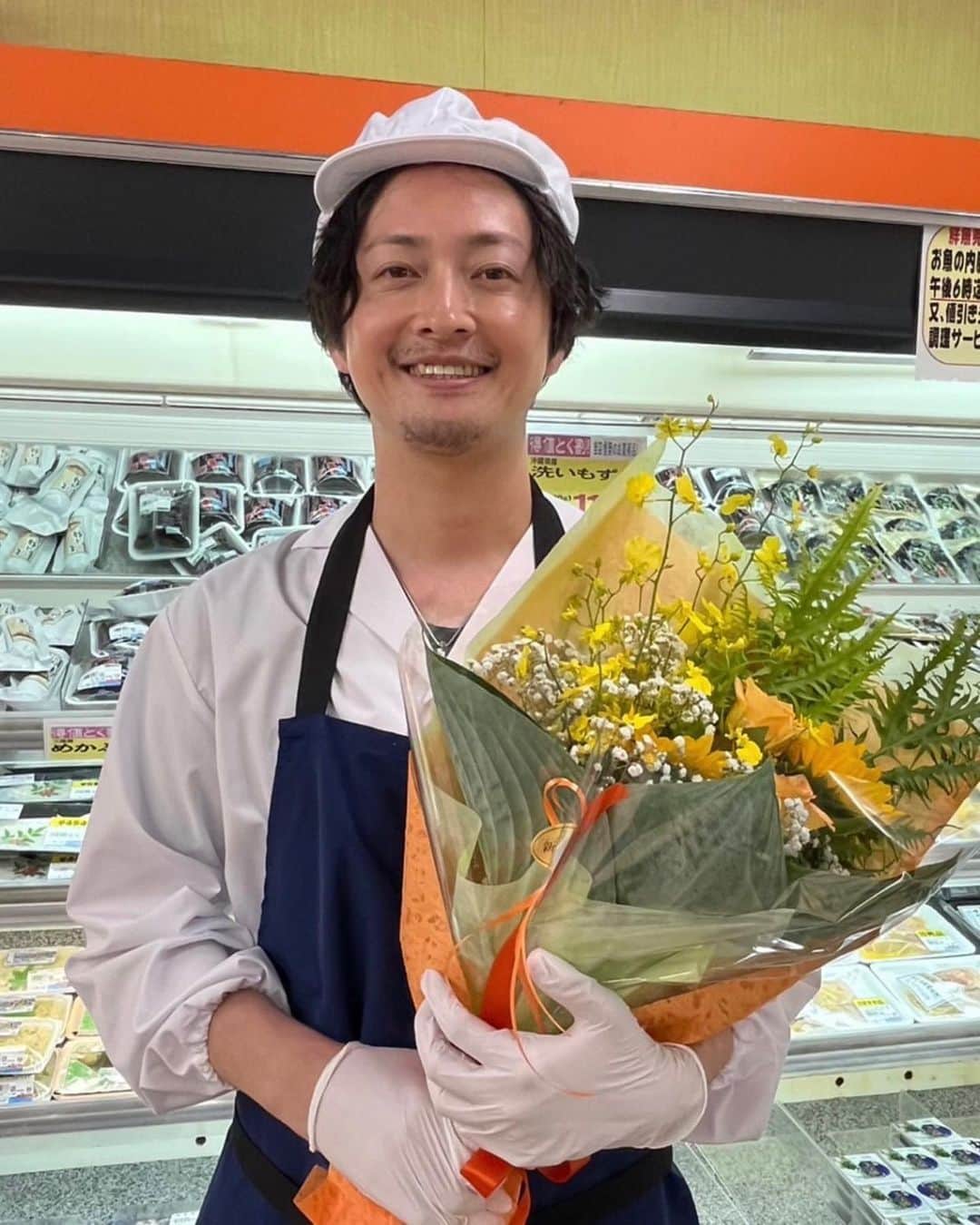 渋江譲二さんのインスタグラム写真 - (渋江譲二Instagram)「中京テレビ初となる連続ドラマ『スーパーのカゴの中身が気になる私』が最終回を迎えました！！ 3ヶ月間、ご視聴ありがとうございました😊  メインの舞台となるスーパー・ガネシアは、千葉県旭市にあるフレッシュイイダさんというスーパーをお借りして、毎週水曜に撮影をさせていただいておりました。（イイダさんは水曜定休日。珍しい！） 毎週のルーティーンが無くなるのは寂しいものですね。  第1話の完成を観てビックリ！！ #佐々木豪 監督の編集技術は素晴らしく、ワンシチュエーションをこんなにも飽きさせない画にできるなんて、本当に感動でした🥲 撮影中の役者には意外と想像できないものなんです。  10月〜は福岡放送さん・熊本県民テレビ・テレビ金沢さんでも放送開始されるそうです📺 お見逃しの方はホームページで日時のチェックしてください🙃🙃🙃 TVer・U-NEXT・Locipoでは引き続き視聴可能です！  #スーパーのカゴの中身が気になる私  #戸塚純貴  #清水麻璃亜  #石田ひかり #永野宗典  #ドロンズ石本 #新谷あやか #大水洋介 #渋江譲二」10月2日 0時13分 - shibue0315