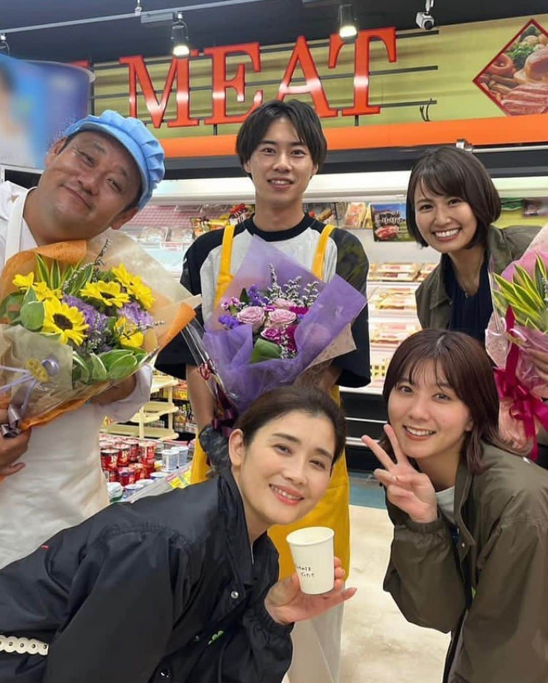 渋江譲二さんのインスタグラム写真 - (渋江譲二Instagram)「中京テレビ初となる連続ドラマ『スーパーのカゴの中身が気になる私』が最終回を迎えました！！ 3ヶ月間、ご視聴ありがとうございました😊  メインの舞台となるスーパー・ガネシアは、千葉県旭市にあるフレッシュイイダさんというスーパーをお借りして、毎週水曜に撮影をさせていただいておりました。（イイダさんは水曜定休日。珍しい！） 毎週のルーティーンが無くなるのは寂しいものですね。  第1話の完成を観てビックリ！！ #佐々木豪 監督の編集技術は素晴らしく、ワンシチュエーションをこんなにも飽きさせない画にできるなんて、本当に感動でした🥲 撮影中の役者には意外と想像できないものなんです。  10月〜は福岡放送さん・熊本県民テレビ・テレビ金沢さんでも放送開始されるそうです📺 お見逃しの方はホームページで日時のチェックしてください🙃🙃🙃 TVer・U-NEXT・Locipoでは引き続き視聴可能です！  #スーパーのカゴの中身が気になる私  #戸塚純貴  #清水麻璃亜  #石田ひかり #永野宗典  #ドロンズ石本 #新谷あやか #大水洋介 #渋江譲二」10月2日 0時13分 - shibue0315