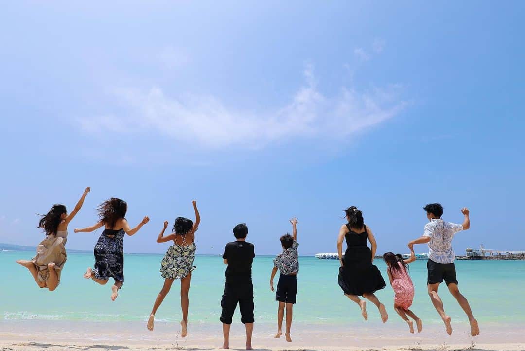 yurieのインスタグラム：「沖縄でカメラマンに撮ってもらった写真が出来た✨  毎年家族写真撮りたい📷❤️  #家族写真　#沖縄　#沖縄旅行　#ブセナテラス　#プロカメラマン」