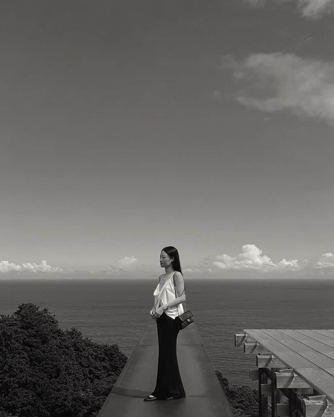 NATALIE LIAOさんのインスタグラム写真 - (NATALIE LIAOInstagram)「I have many favorite places in Japan, but this one is at the top of my list. An architectural beauty sitting upon a cliff overlooking the ocean designed by Hiroshi Sugimoto. It is here that I witnessed the beauty where heaven and earth meet. I remember the very first time I visited this space in 2019. It was one of those experiences that just leaves such a deep impression in your psyche. It was an emotional moment that I needed at that time of my life. I had felt trapped and stuck mentally and emotionally. But upon walking through the doors of this nature embodied space, I felt my lungs take a deep breathe for the first time in a long time.   #enouraobservatory #odawaraartfoundation #odawara #hiroshisugimoto #sugimoto #japantrip #summerinjapan」10月2日 0時13分 - fongminliao