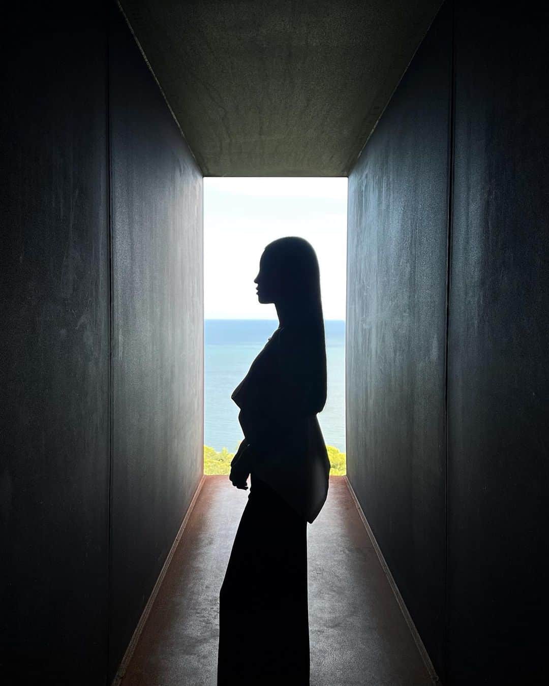 NATALIE LIAOさんのインスタグラム写真 - (NATALIE LIAOInstagram)「I have many favorite places in Japan, but this one is at the top of my list. An architectural beauty sitting upon a cliff overlooking the ocean designed by Hiroshi Sugimoto. It is here that I witnessed the beauty where heaven and earth meet. I remember the very first time I visited this space in 2019. It was one of those experiences that just leaves such a deep impression in your psyche. It was an emotional moment that I needed at that time of my life. I had felt trapped and stuck mentally and emotionally. But upon walking through the doors of this nature embodied space, I felt my lungs take a deep breathe for the first time in a long time.   #enouraobservatory #odawaraartfoundation #odawara #hiroshisugimoto #sugimoto #japantrip #summerinjapan」10月2日 0時13分 - fongminliao