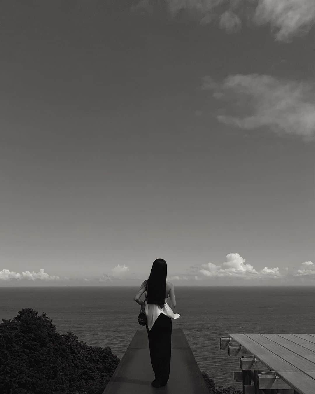 NATALIE LIAOのインスタグラム：「I have many favorite places in Japan, but this one is at the top of my list. An architectural beauty sitting upon a cliff overlooking the ocean designed by Hiroshi Sugimoto. It is here that I witnessed the beauty where heaven and earth meet. I remember the very first time I visited this space in 2019. It was one of those experiences that just leaves such a deep impression in your psyche. It was an emotional moment that I needed at that time of my life. I had felt trapped and stuck mentally and emotionally. But upon walking through the doors of this nature embodied space, I felt my lungs take a deep breathe for the first time in a long time.   #enouraobservatory #odawaraartfoundation #odawara #hiroshisugimoto #sugimoto #japantrip #summerinjapan」