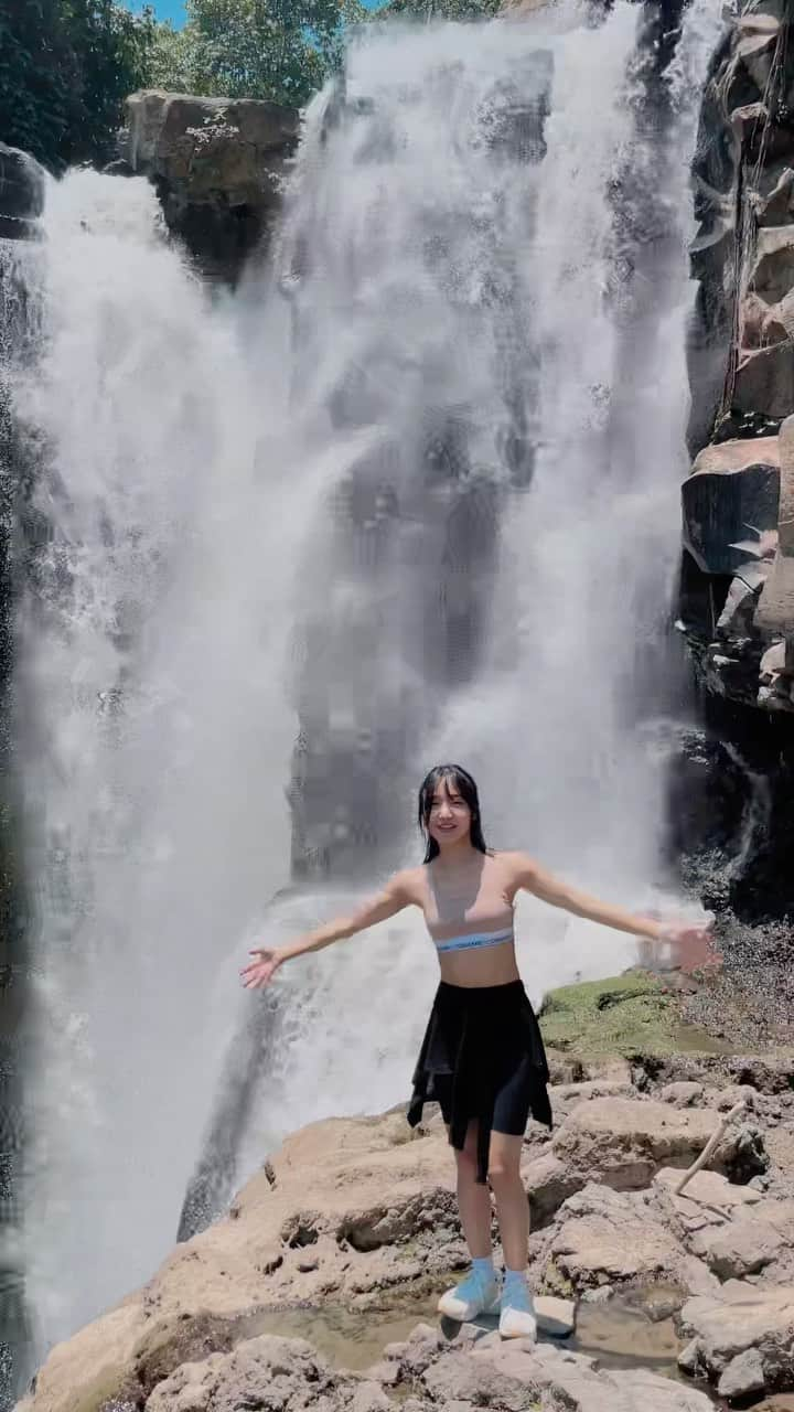 May J Leeのインスタグラム：「🇮🇩 #ubud #bali #waterfall」