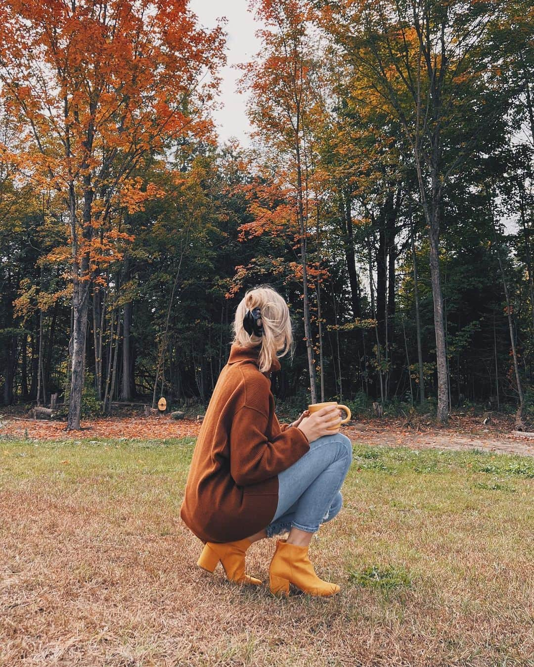 Kalyn Nicholsonのインスタグラム：「It wouldn’t be October without a good, cozy dose of autumnal content — a fall ‘Plan With Me’ just went up on YouTube along with the trailer to a weekday series I’ll be doing on my Coffee Talk podcast channel called Talktober ☕️🍂  Hello October — it’s so sweet to be reacquainted with you.」