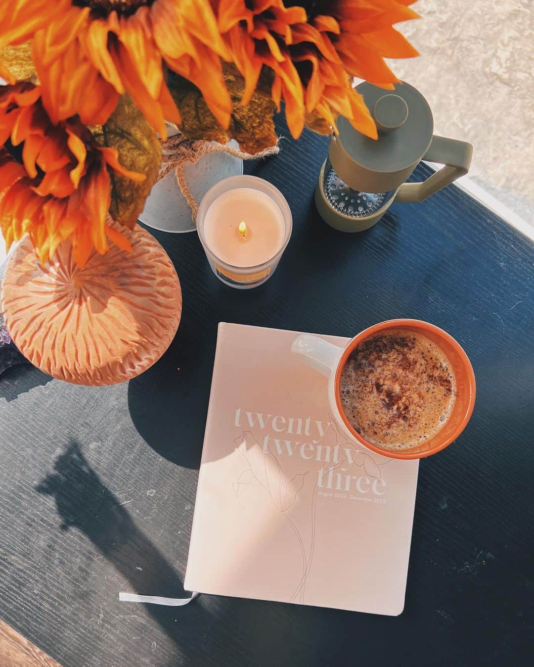 Kalyn Nicholsonさんのインスタグラム写真 - (Kalyn NicholsonInstagram)「It wouldn’t be October without a good, cozy dose of autumnal content — a fall ‘Plan With Me’ just went up on YouTube along with the trailer to a weekday series I’ll be doing on my Coffee Talk podcast channel called Talktober ☕️🍂  Hello October — it’s so sweet to be reacquainted with you.」10月2日 0時11分 - kalynnicholson13