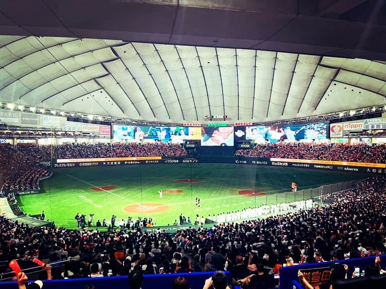 高橋大輔のインスタグラム：「ジャイアンツ、勝利⚾️  そして  今夜はなんといっても松田宣浩選手の引退セレモニー。  熱男の男泣きでしたね‥  人間って、こういう節目の景色にそれまで積み重ねてきたものの答えが見えるなぁと改めて感じました。  さらに！今夜はゴジラとのコラボ企画  シン・ゴジラの時に歌舞伎町のど真ん中でジャパンプレミアイベントのMCをやらせていただいてから7年🎤 久しぶりのゴジラとの再会でした😊  レジェンズシート解説は角盈男さん！ 今シーズンもお世話になりました😌  松田選手、18年間お疲れ様でした✨  熱男ーーー✊🏽  #読売ジャイアンツ #ジャイアンツ #東京ドーム #松田宣浩選手 #熱男 #ゴジラ #レジェンズシート #角盈男さん #ゴジラマイナスワン #スタジアムmc #髙橋大輔 #高橋大輔」