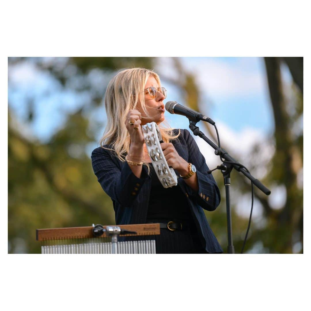 ジェシー・ベイリンさんのインスタグラム写真 - (ジェシー・ベイリンInstagram)「Saturday in the park on the last day of September.   @muscornernash 📸 by @carlymacklerphoto」10月2日 0時22分 - jezziebaylin