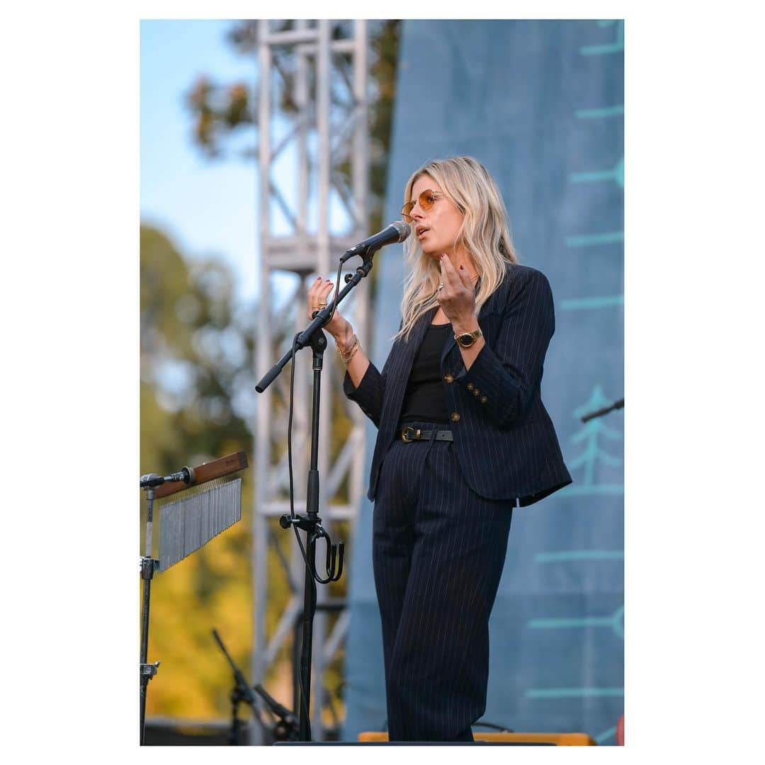 ジェシー・ベイリンのインスタグラム：「Saturday in the park on the last day of September.   @muscornernash 📸 by @carlymacklerphoto」