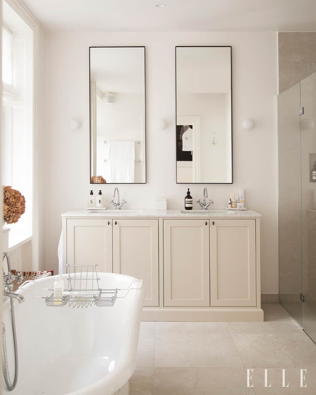 ELLE DKのインスタグラム：「Designer @cathrinesaks trives godt i rolige omgivelser, så hendes tanker lettere kan flyde og give plads til de gode idéer. ⁠ ⁠ Derfor er lyse og afdæmpede materialer overlæggeren i lejligheden på Østerbro, hvor Saks har fået så meget plads, at hun nu kan forene sit tidskrævende arbejde som medstifter af @sakspotts, ønsket om pastaaftener med familie og venner og afkobling i badekarret.⁠ ⁠ Kom med indenfor her, og se hele boligen i ELLEs store oktobernummer, der er på gaden nu. ⁠ Foto: @marielouisemunkegaard⁠ Styling: @trinefroelich⁠ Tekst: @ditlevfejerskov」