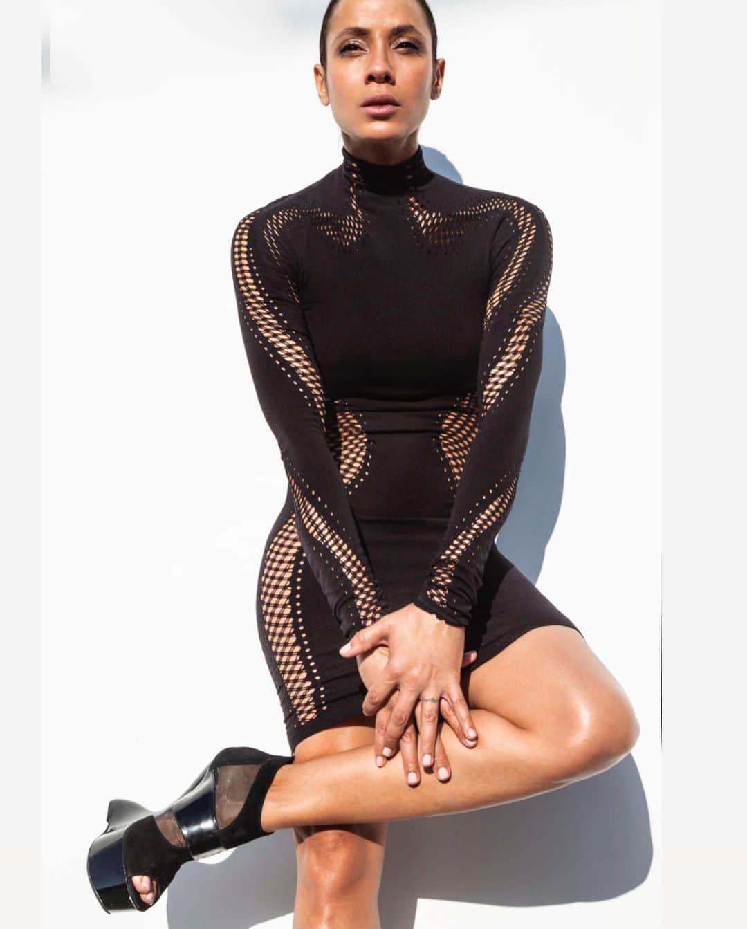 ダニア・ラミレスのインスタグラム：「The #Fashion minus The #ParisWeek.  #ChasingLightAscension #pose #energy #standingstrong  Photo by #TonyDuran www.tonyduran.net Make up @kelawong  Hair @hairbyricardorojas  Styling @phillipbloch  Dress: @manfredthierrymugler 🙏🏽 @muglerofficial」
