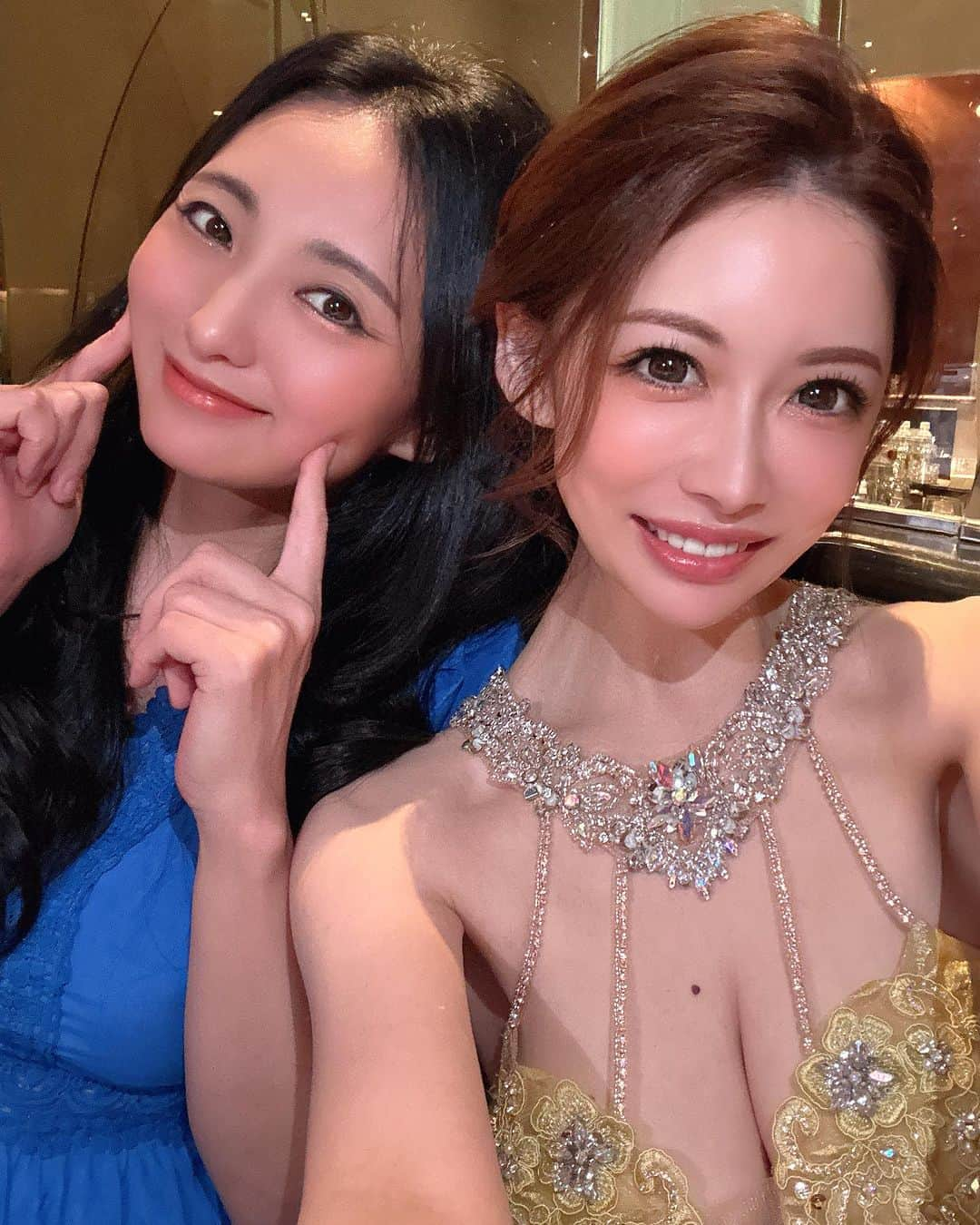 美沙さんのインスタグラム写真 - (美沙Instagram)「キャバ嬢辞めたいのに辞めたくない。 わかる？笑 辞める辞める言ってもうこんな歳。 もう先が短いのはわかってるけど(これも10年くらいずっと言ってるけど笑)本当にキャバクラ辞める日が来るのかな。 来るんやろうけど。 想像つかないなー。 辞めたらもっとインドアでもっと引きこもりでもっと友達もいなくなってもっとメイクもしなくなるんだろうなぁ。 干物やん😂  そんなことをふと考える日曜日🐣  #キャバ嬢」10月2日 0時15分 - misa0623r