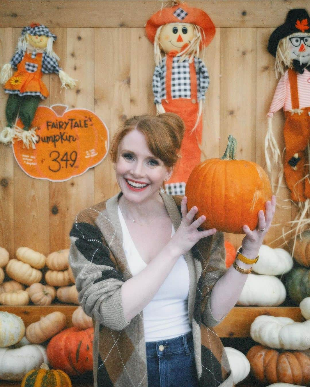 ブライス・ダラス・ハワードさんのインスタグラム写真 - (ブライス・ダラス・ハワードInstagram)「Hey, October 😉🍂⁣⁣ ⁣⁣ 📸: @andiejjane⁣⁣ ⁣⁣ [ID: BDH playfully poses in front of a display at @traderjoes with pumpkins of all different shapes, sizes, and colors. In full autumn vibes, she wears navy blue jeans, a white t-shirt, and a beige and brown cardigan. 3 smiling scarecrows hang on the wall in the back.]⁣」10月2日 0時16分 - brycedhoward