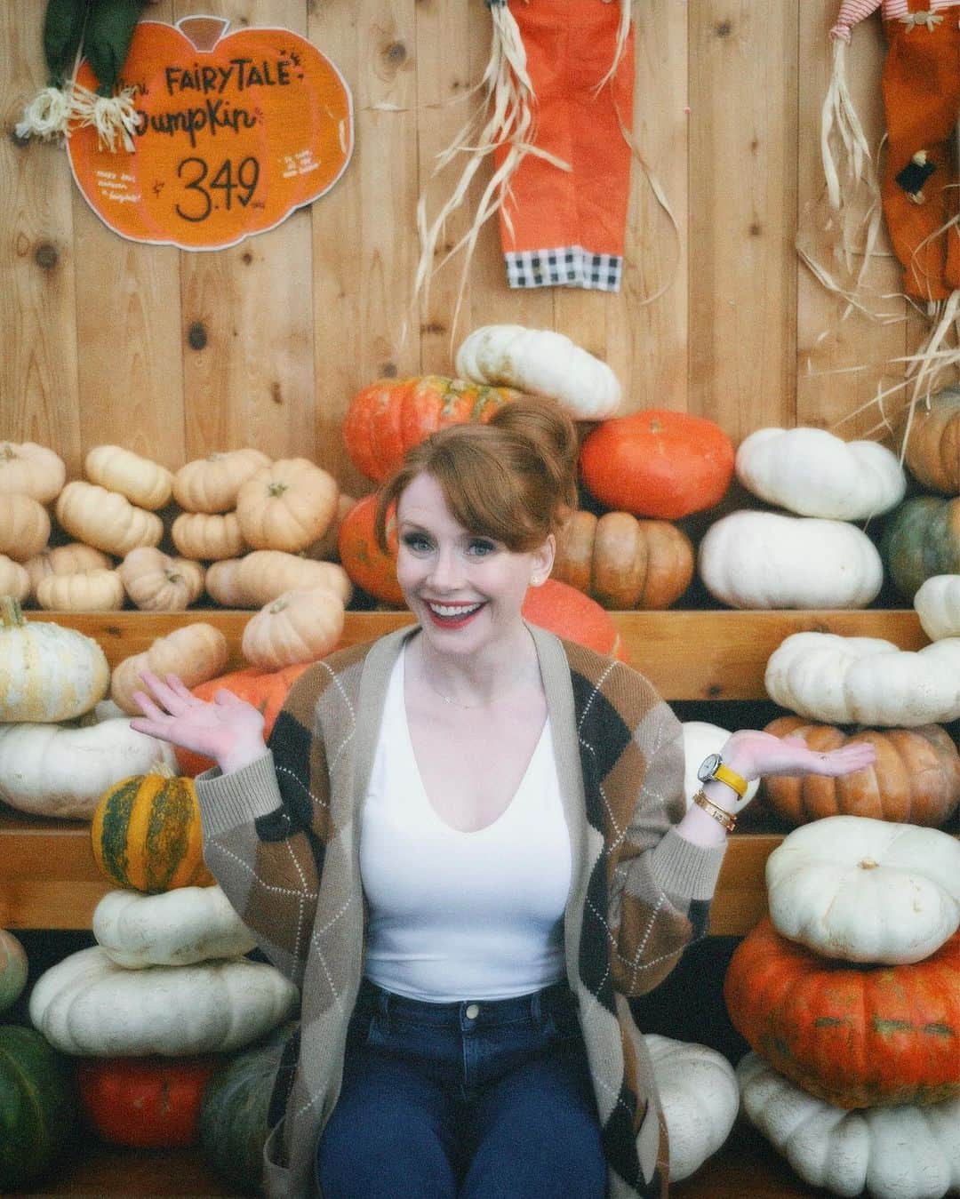 ブライス・ダラス・ハワードさんのインスタグラム写真 - (ブライス・ダラス・ハワードInstagram)「Hey, October 😉🍂⁣⁣ ⁣⁣ 📸: @andiejjane⁣⁣ ⁣⁣ [ID: BDH playfully poses in front of a display at @traderjoes with pumpkins of all different shapes, sizes, and colors. In full autumn vibes, she wears navy blue jeans, a white t-shirt, and a beige and brown cardigan. 3 smiling scarecrows hang on the wall in the back.]⁣」10月2日 0時16分 - brycedhoward